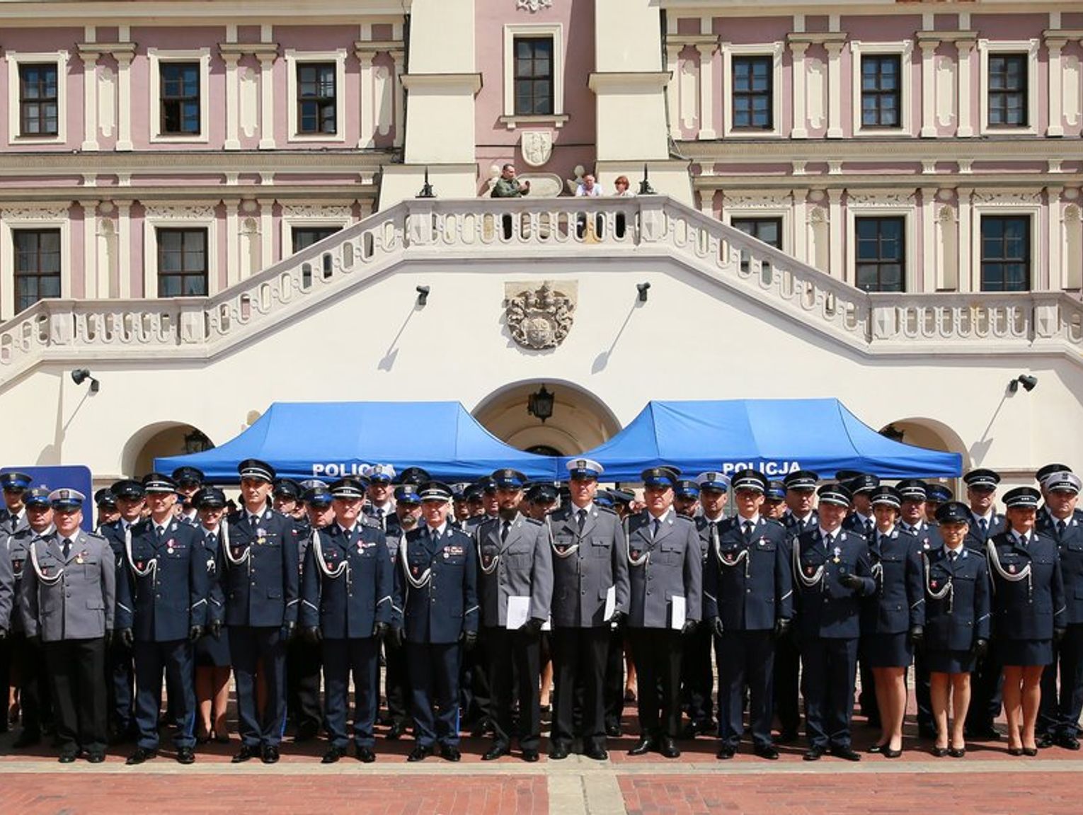 Świętowali na zamojskim Rynku Wielkim. 64 policjantów z awansami