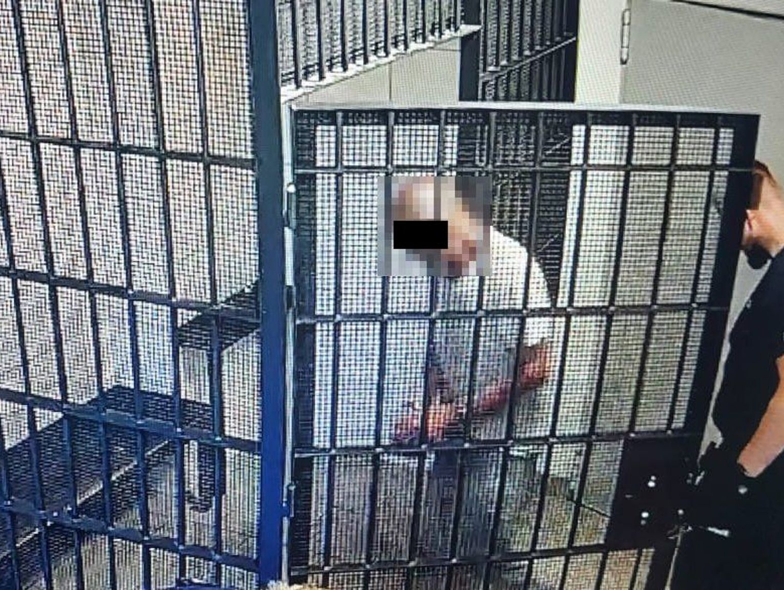 Ruszył na policjantów z maczetą, siekierą i nożem