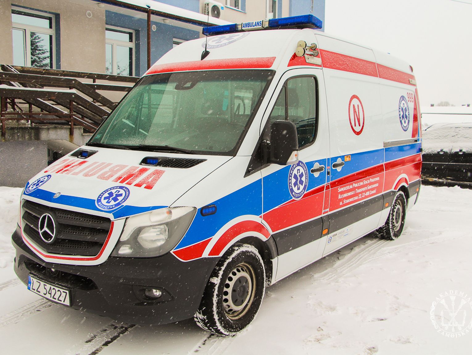 Akademia Zamojska ma swoją karetkę, bo chce lepiej uczyć przyszłych ratowników medycznych