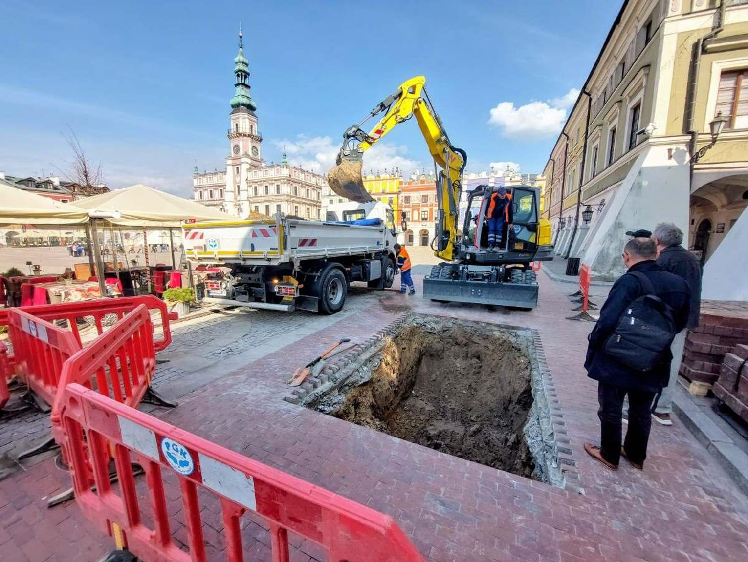 Archeolodzy zaczynają badania na Rynku Wielkim w Zamościu. Szukają śladów historycznej studni