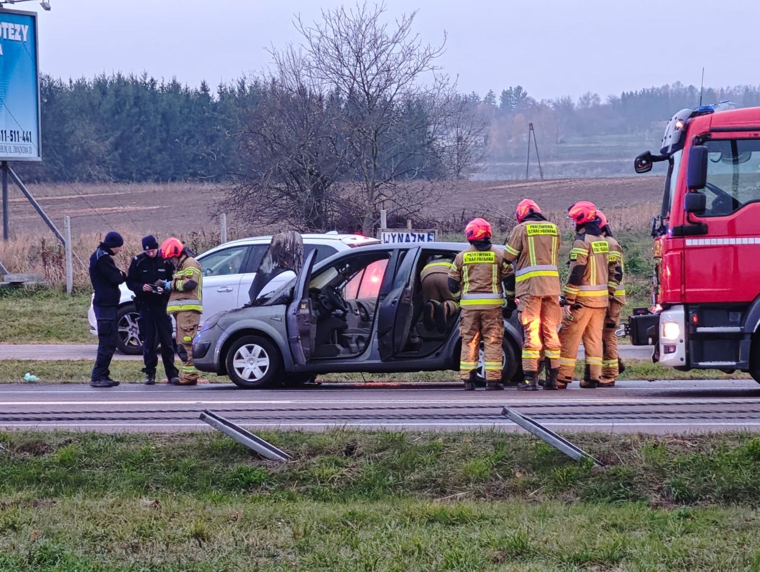 Auto w ogniu na krajowej 17! Ruch został wstrzymany