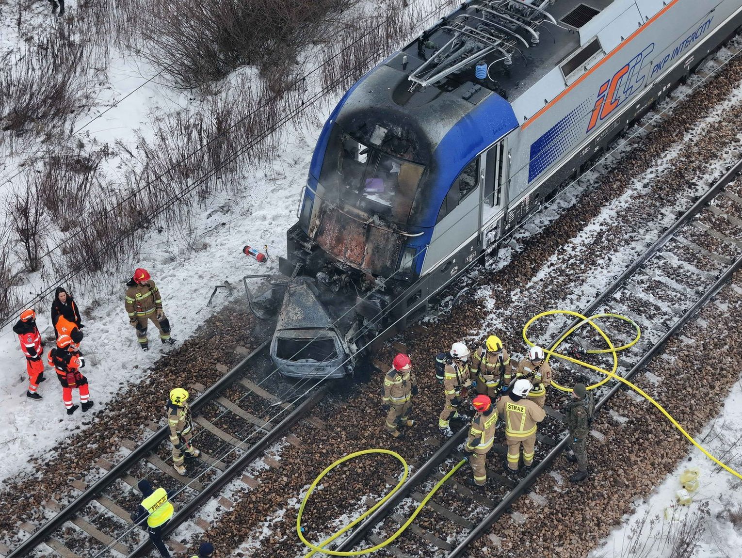 Dwa pociągi uderzyły w samochód. Ewakuowano około 600 osób [ZDJĘCIA]
