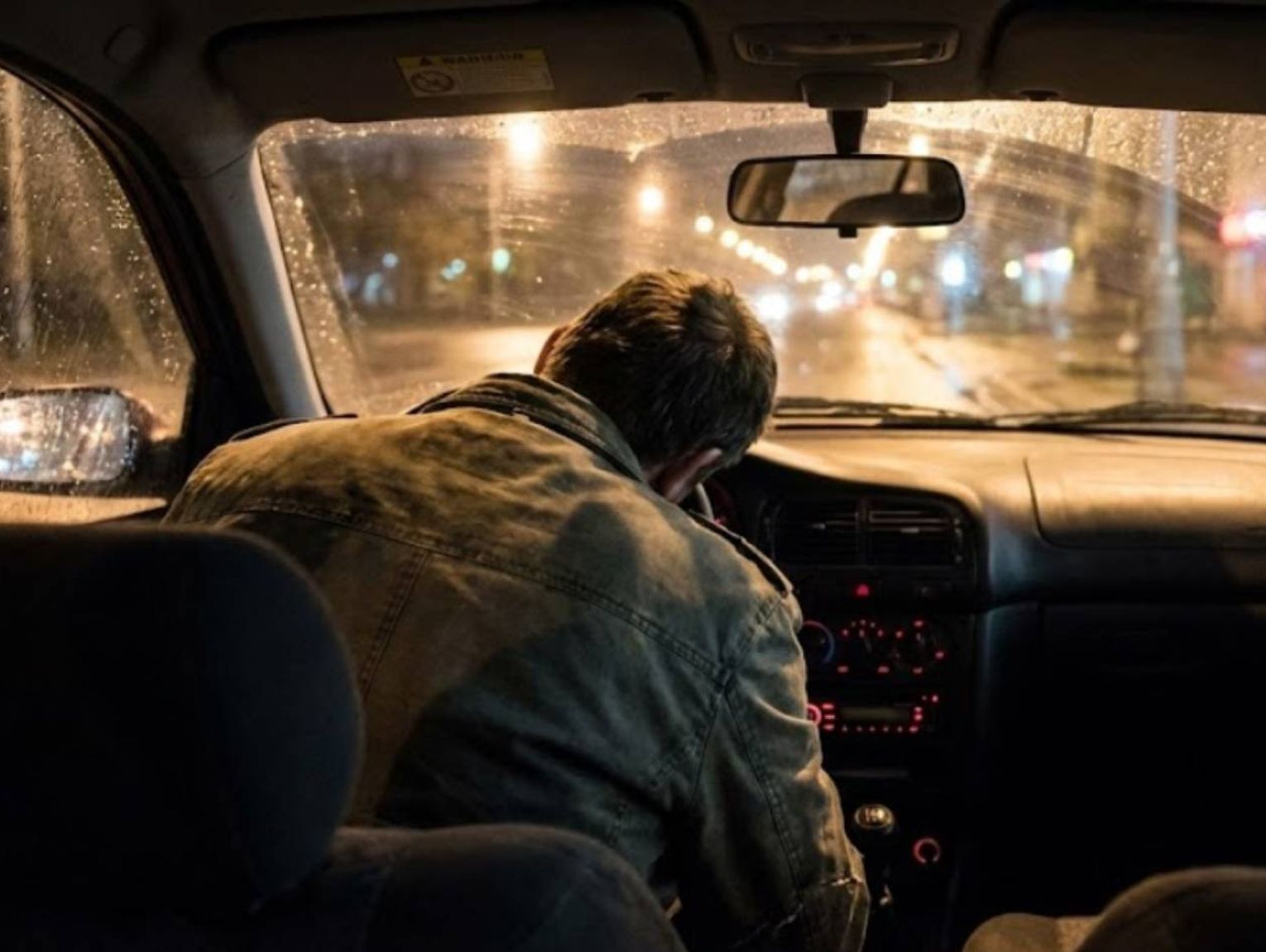 Bełkotał, nie mógł utrzymać równowagi, ale kierował autem. Żołnierze zepchnęli go z drogi