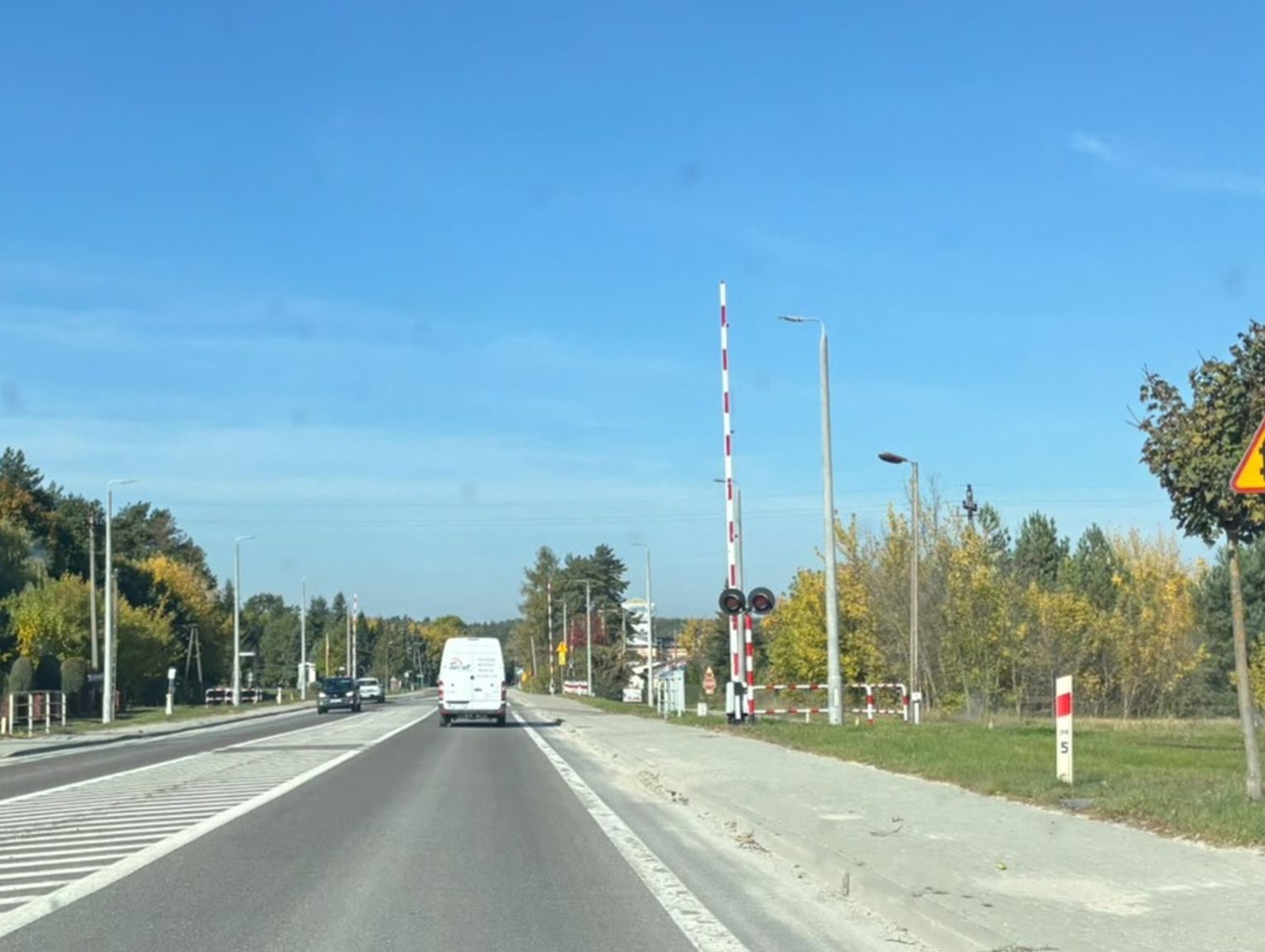 Bełżec: Lawetą wjechał pod zamykającą się zaporę kolejową. Dostał wysoki mandat