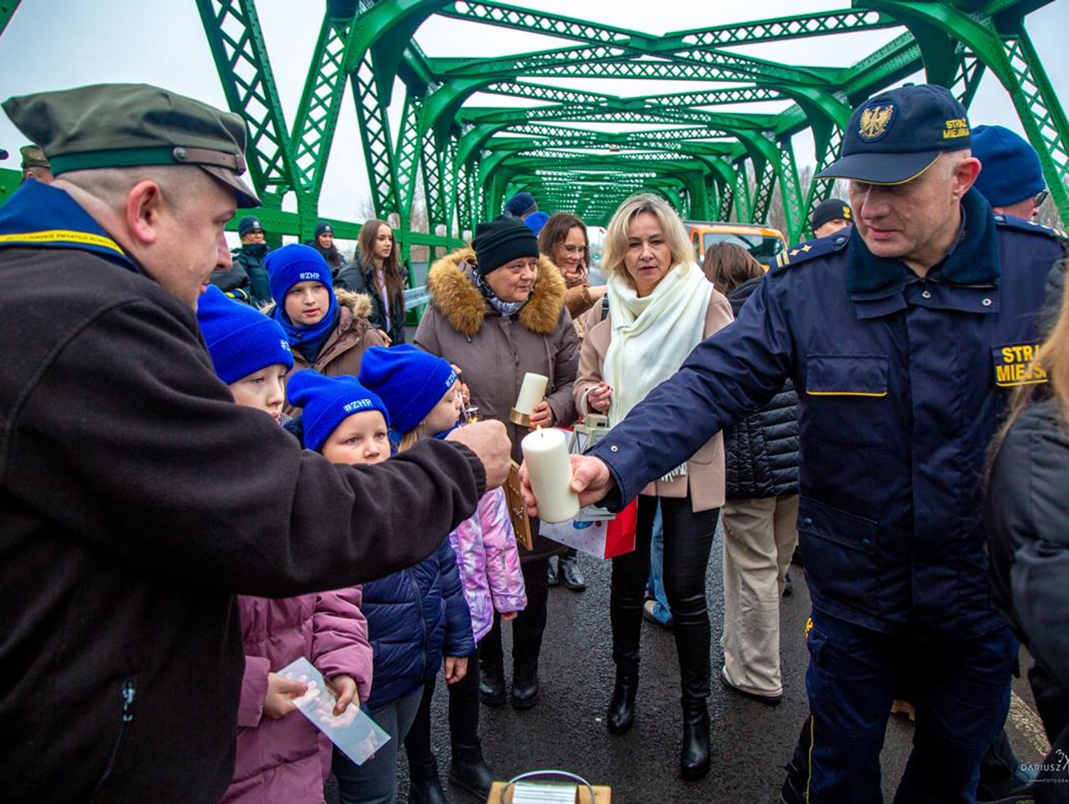 Betlejemskie Światło Pokoju dotarło na granicę w Zosinie. Harcerze ZHP przekazali symbol nadziei [ZDJĘCIA]