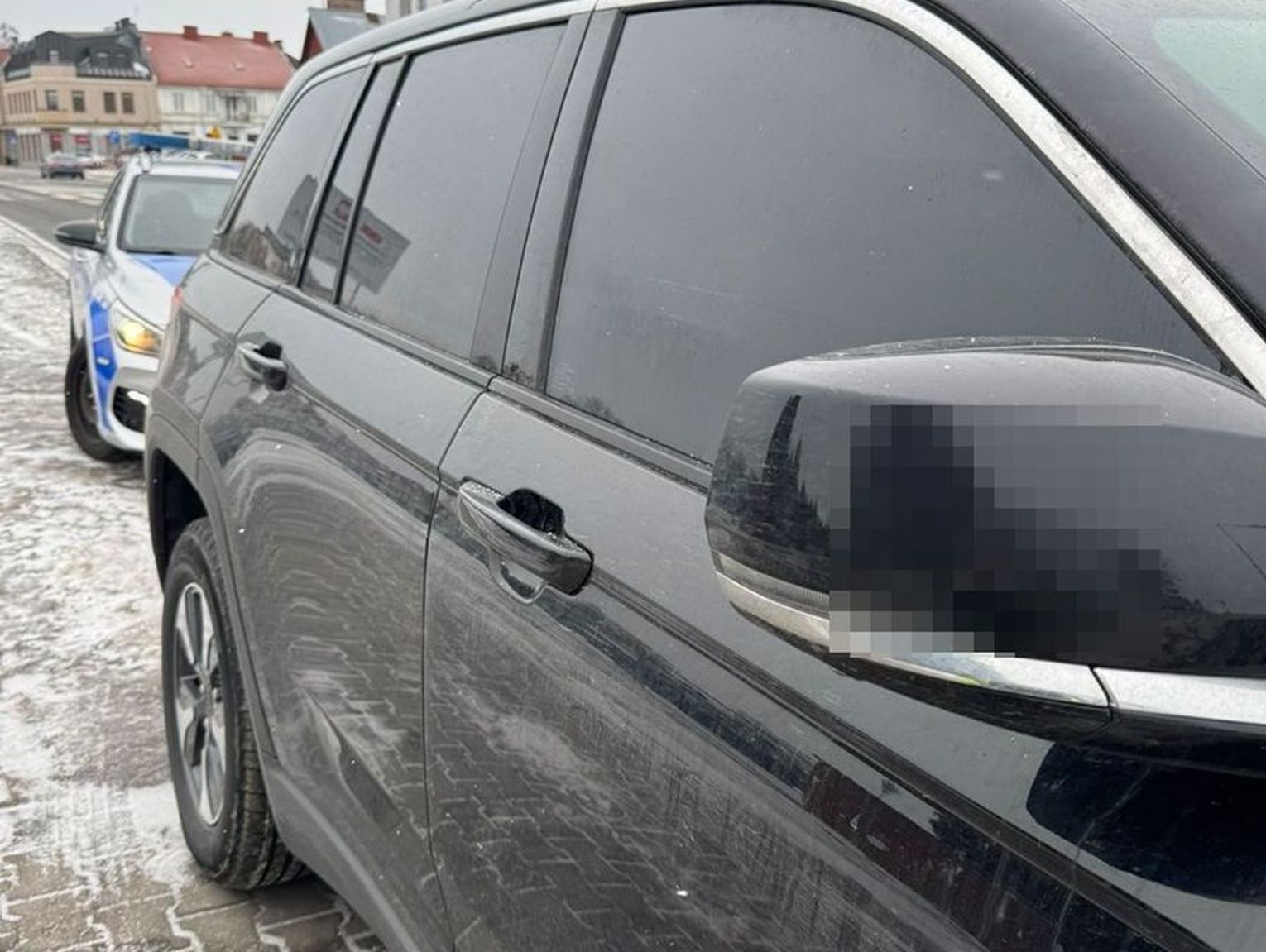 Przesadził z „tuningiem”. Kierowca Jeepa stracił dowód, bo za bardzo przyciemnił szyby