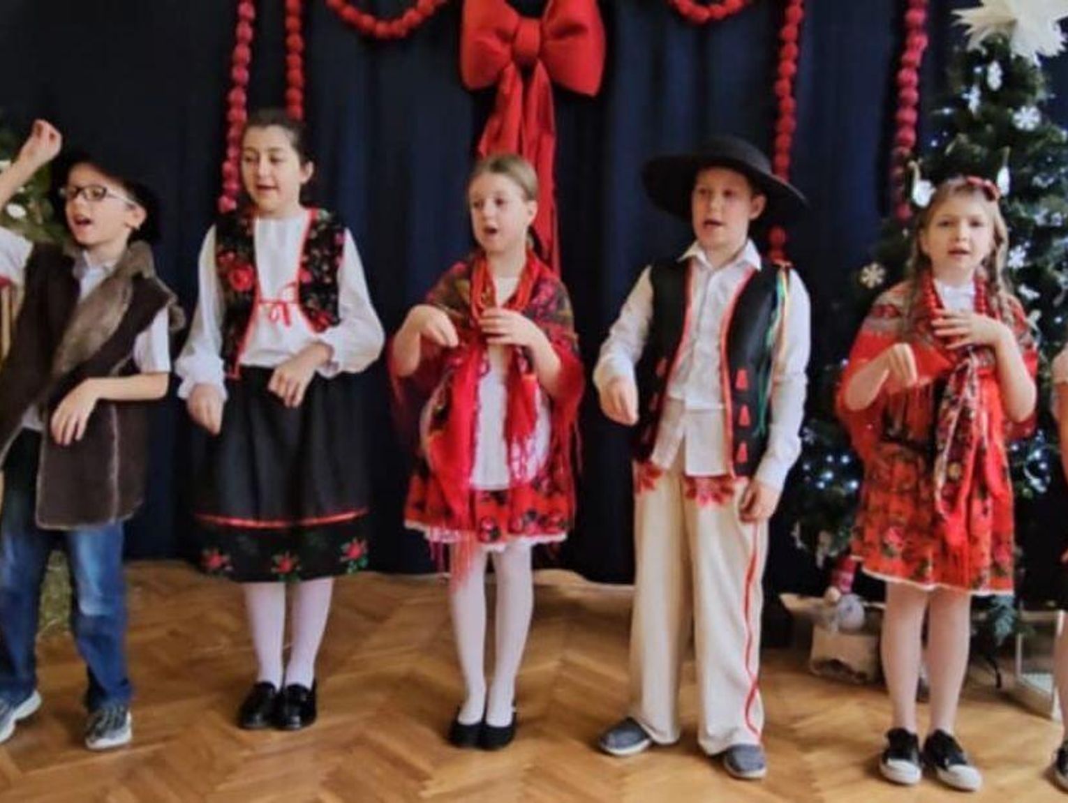 Białowola: Przedszkolaki i uczniowie uczą się języka migowego