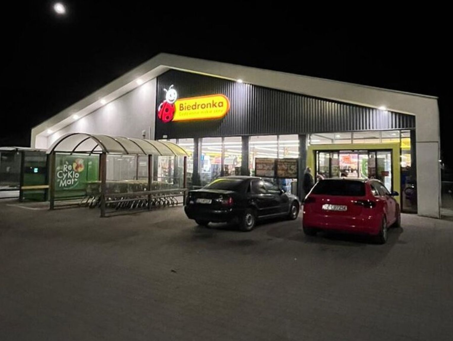 Biedronka przez całą dobę. O tej porze w koszach nie królują używki