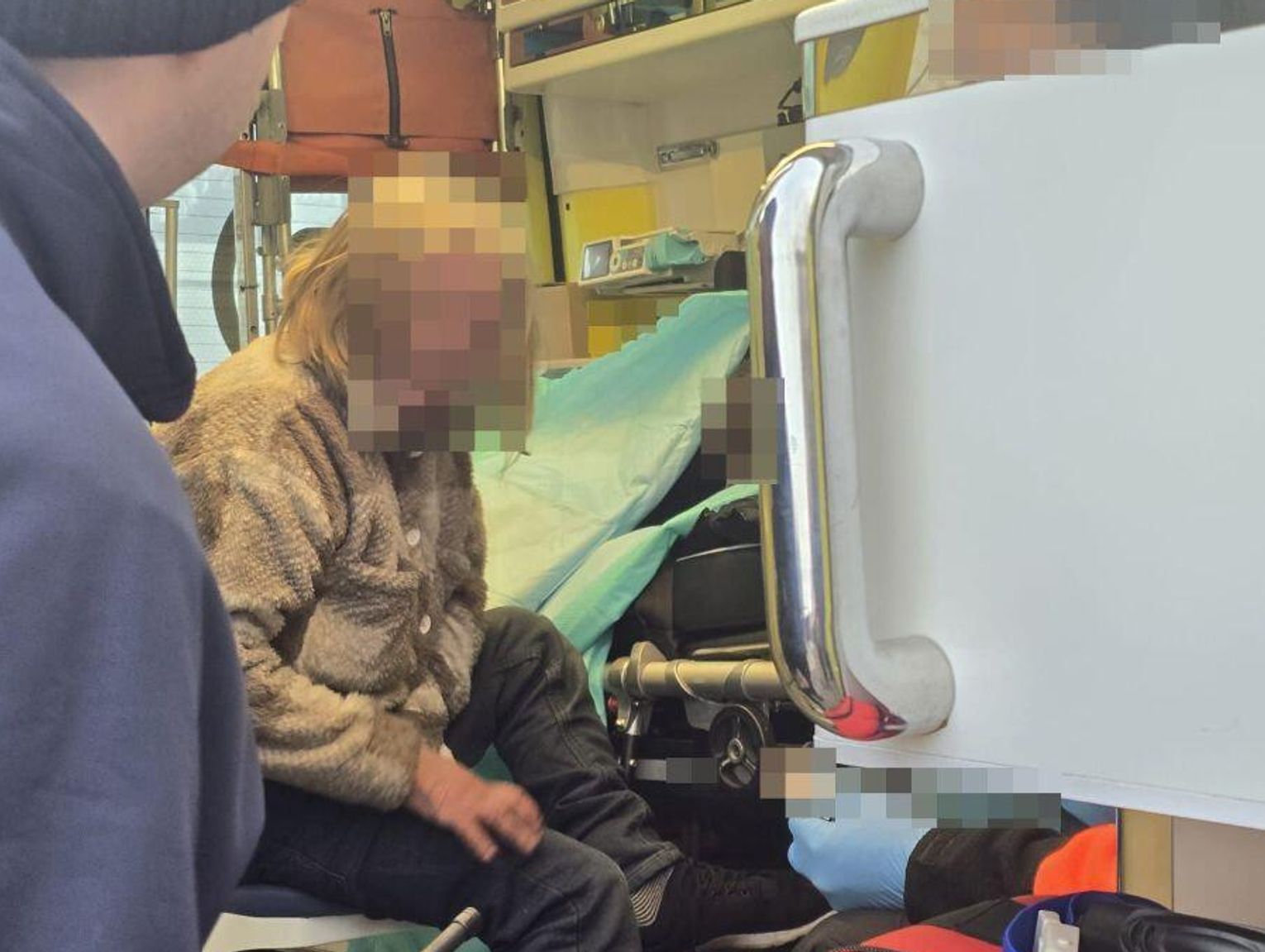 Biłgoraj: Leżeli na płonącej kanapie, tylko policjantom zawdzięczają życie [ZDJĘCIA]