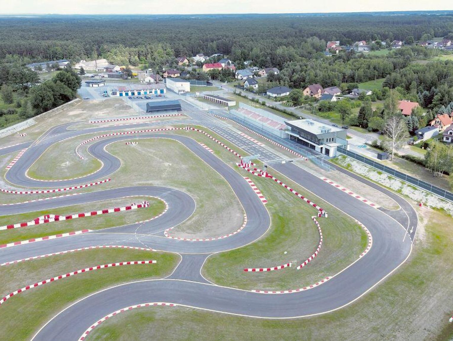 Biłgoraj: Smród spalin i ogłuszający hałas. Mieszkańcy gotowi sparaliżować Autodrom, żądają budowy ekranów