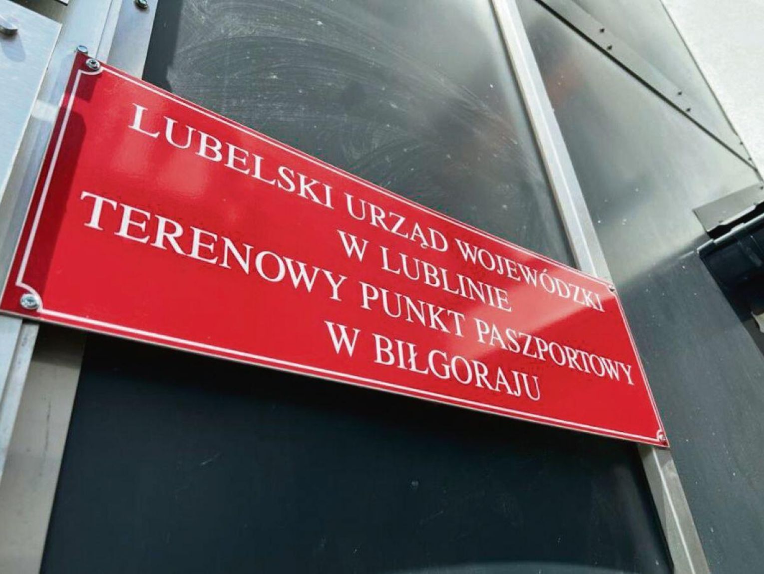 Biłgoraj: Tasiemcowe kolejki po paszport. Czy miasto dołoży się do etatu pracownika?