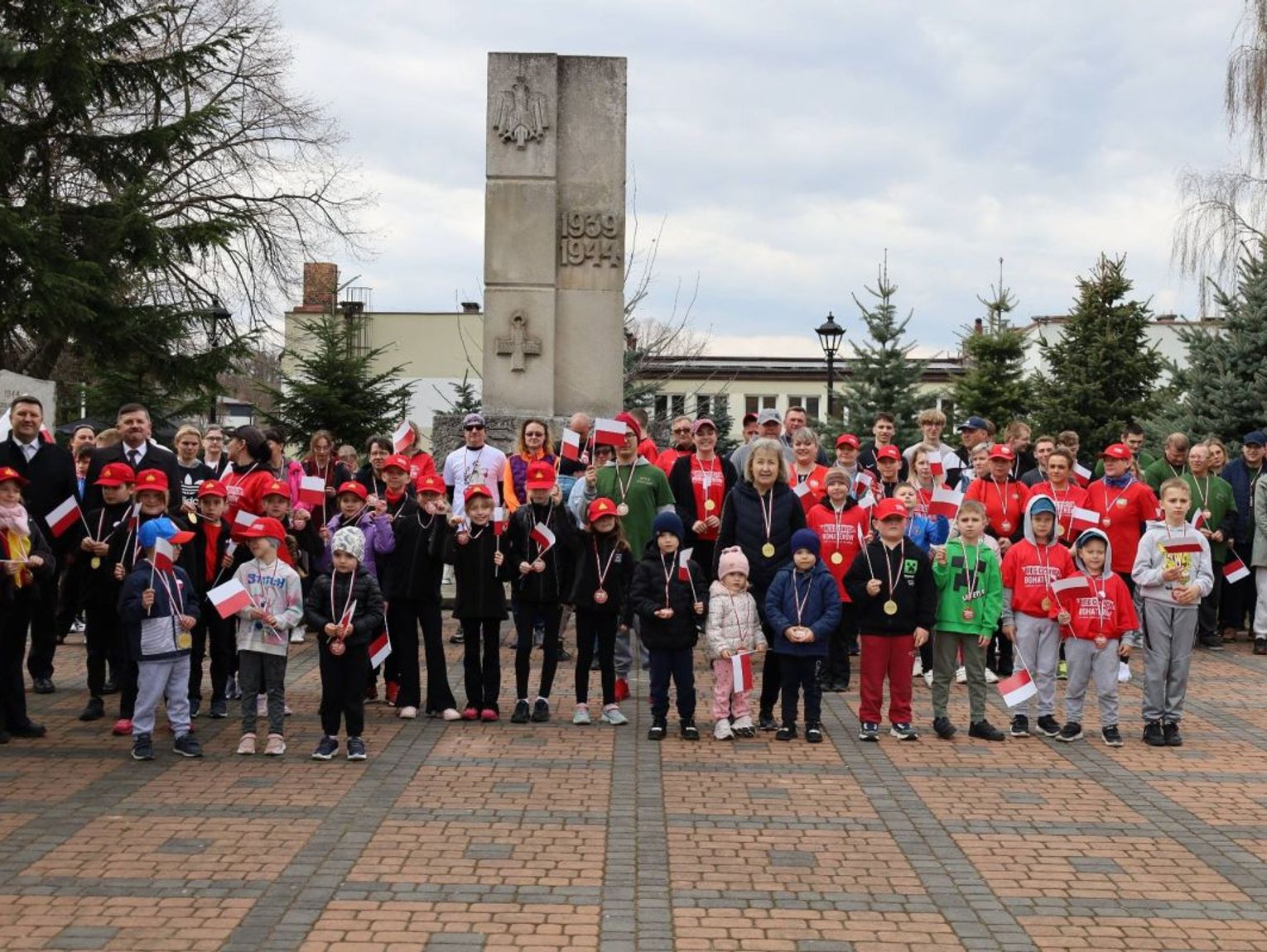 Blisko 90 osób pobiegło w Łaszczowie. „Bieg Cichych Bohaterów” połączył sport i pamięć [ZDJĘCIA]