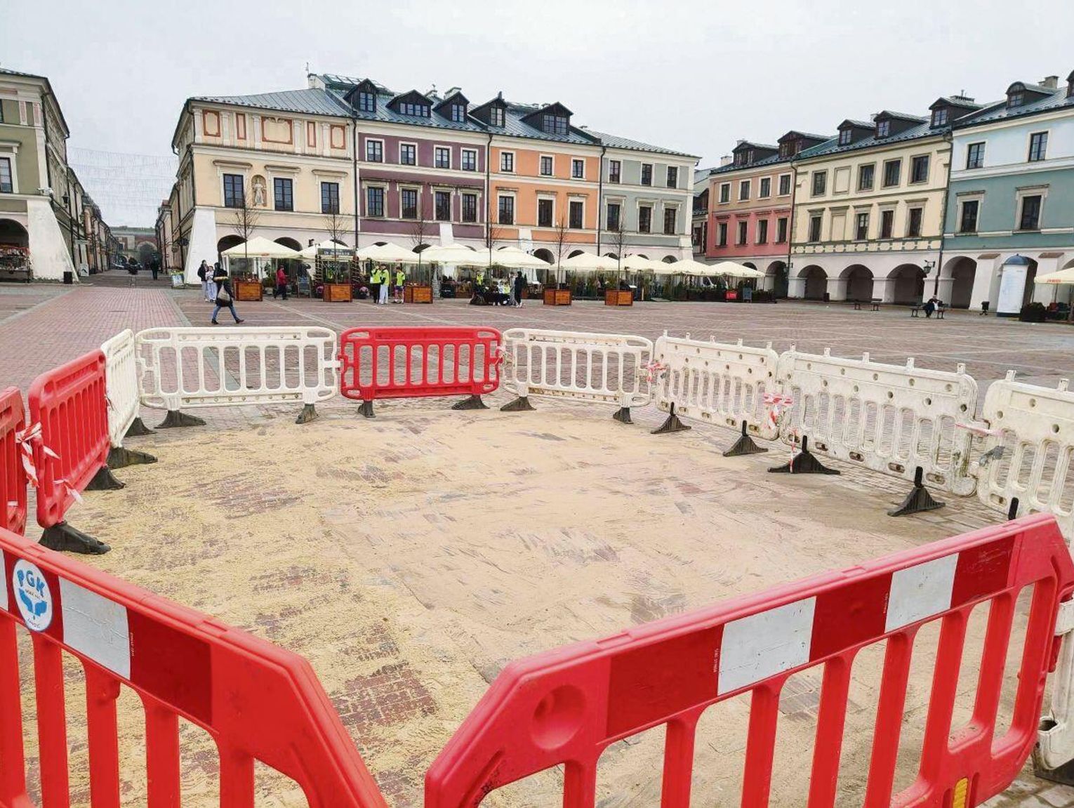 Była dziura, nie ma dziury na zamojskim Rynku. Wiadomo, dlaczego powstała