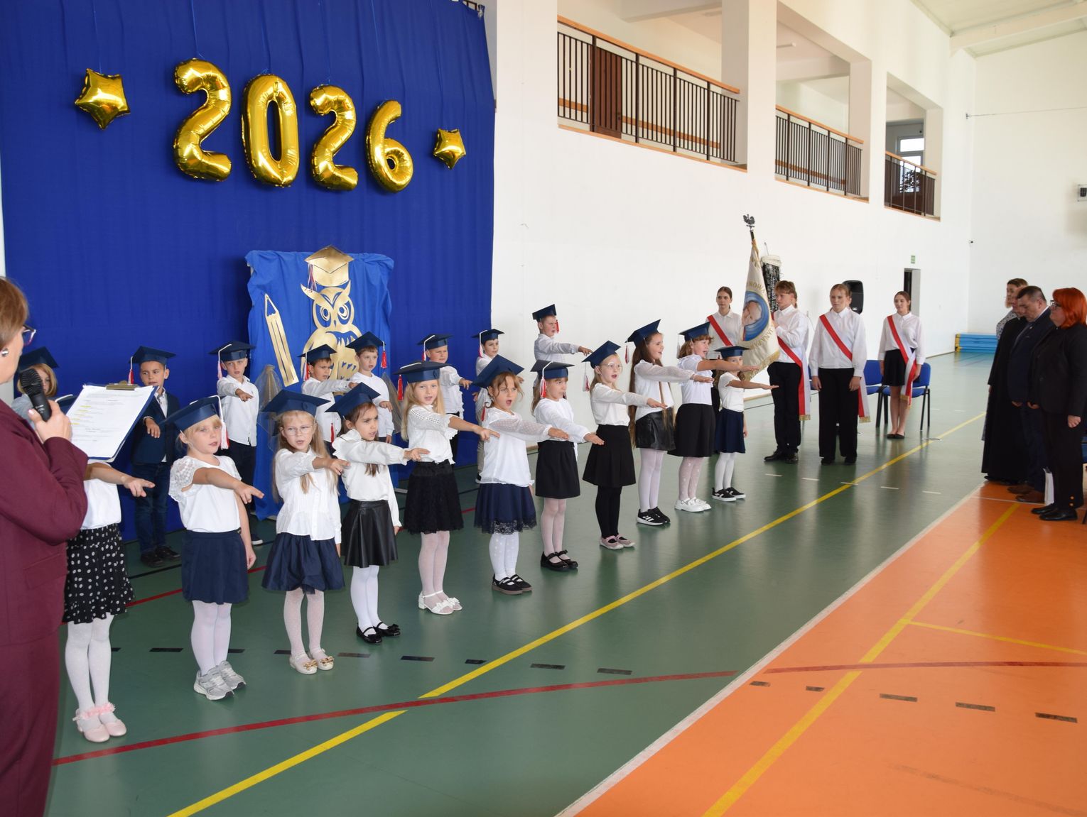 22 pierwszoklasistów z Płoskiego pasowanych na uczniów szkoły Jana Pawła II