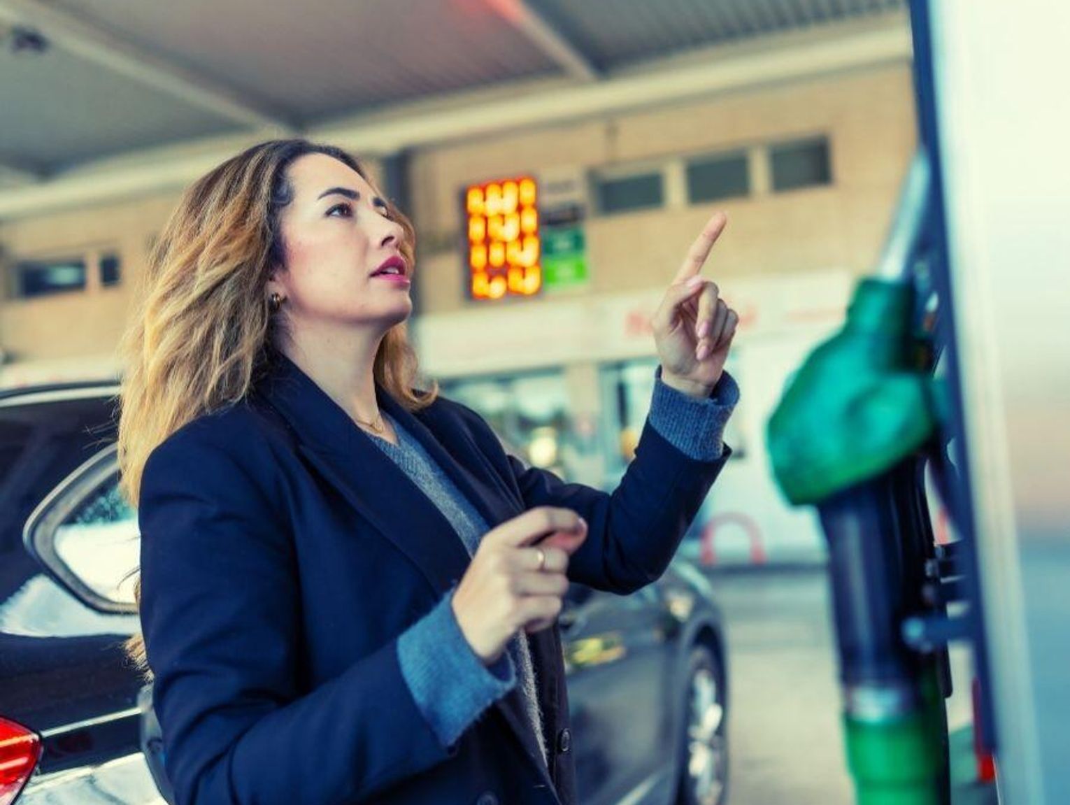 Ceny ropy eksplodują. IEA radzi, co mogą zrobić rządy i kierowcy