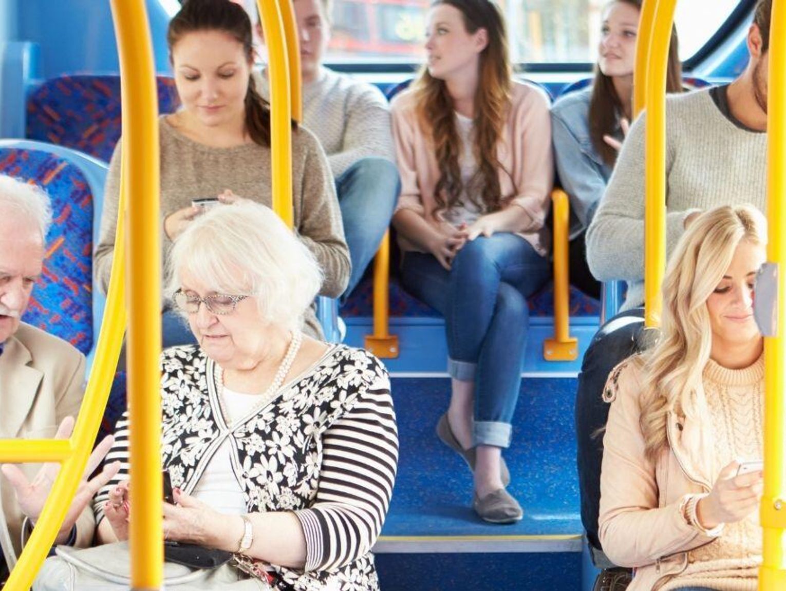 Chcą zakazać głośnego używania telefonów w autobusach. To może być przełom