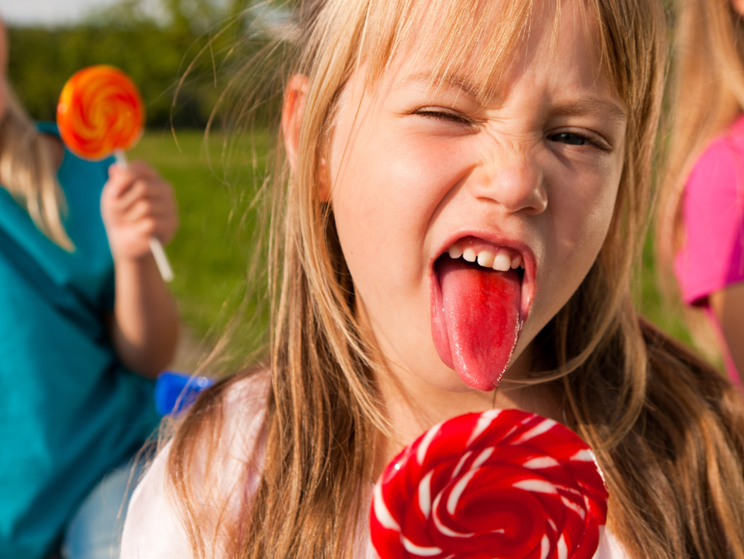 Chce zakazu reklamy słodyczy. Bo szkodzą podobnie jak alkohol