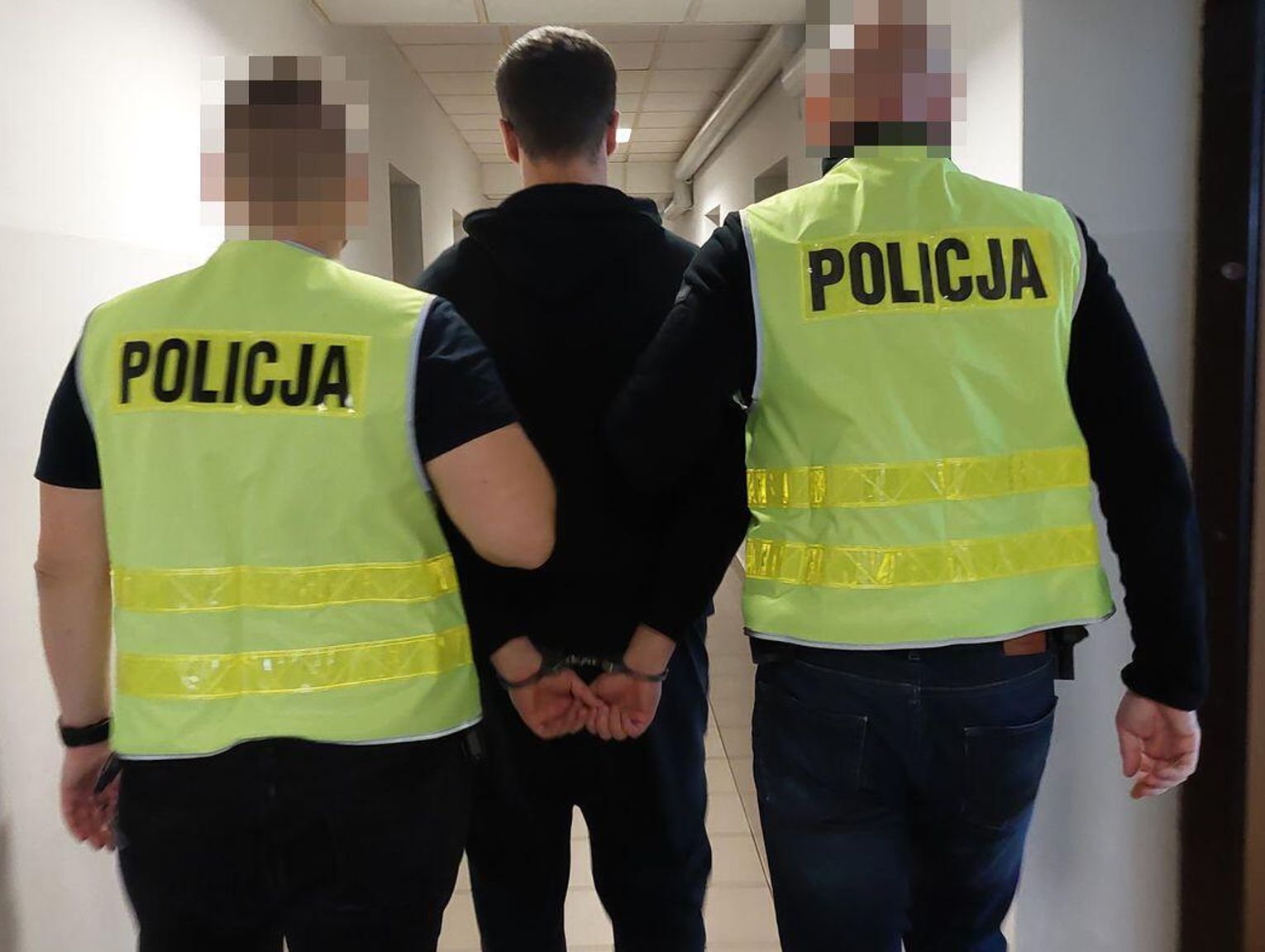 Kryminalni zatrzymali ściganego listem gończym. Chciał zwiać przez okno