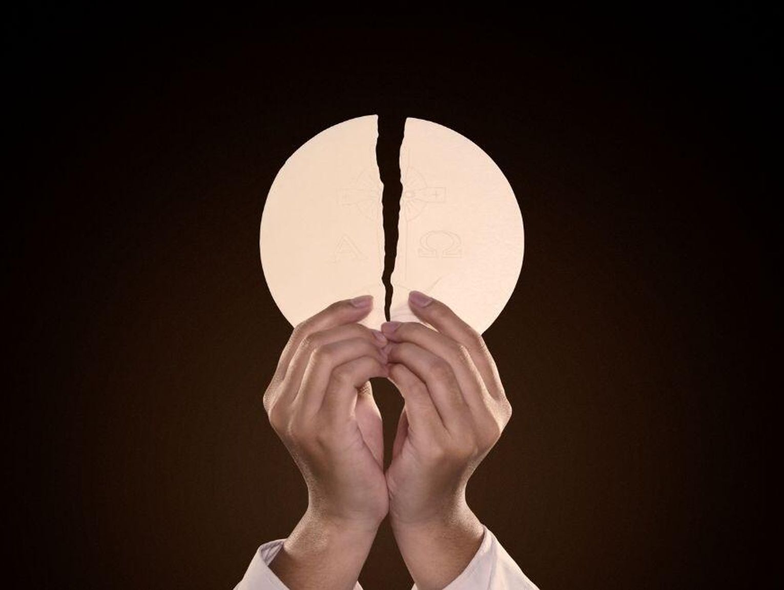 Chorzy na celiakię w Kościele. Czy mogą przyjmować komunię?