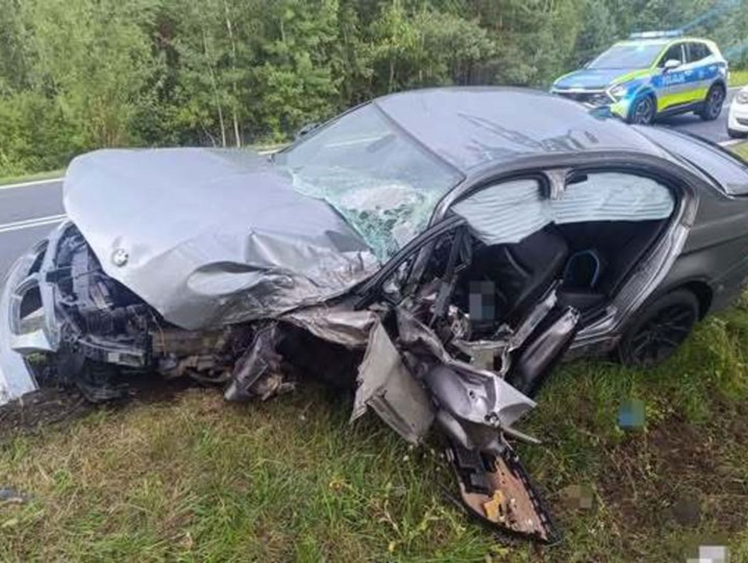 Czołowe zderzenie BMW z Suzuki. 22-latek zakleszczony we wraku