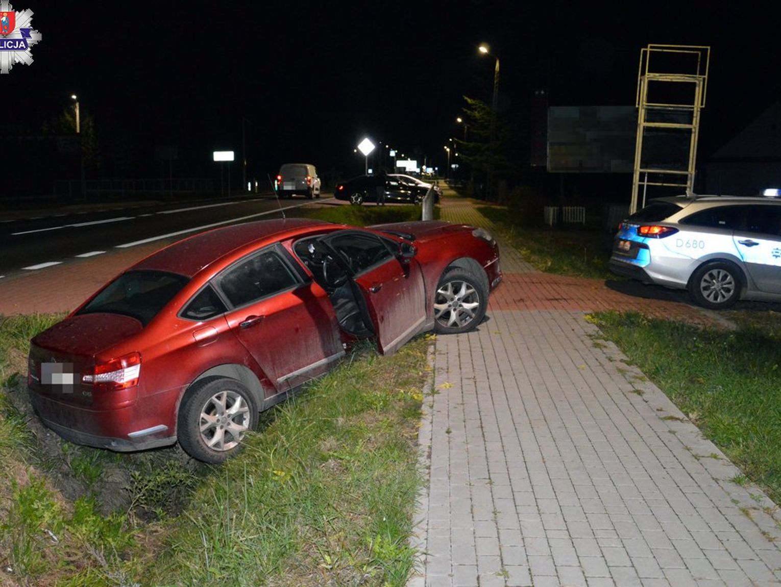 Czujny kierowca zauważył pijanego 48-latka. Citroen wylądował w rowie pod Zamościem