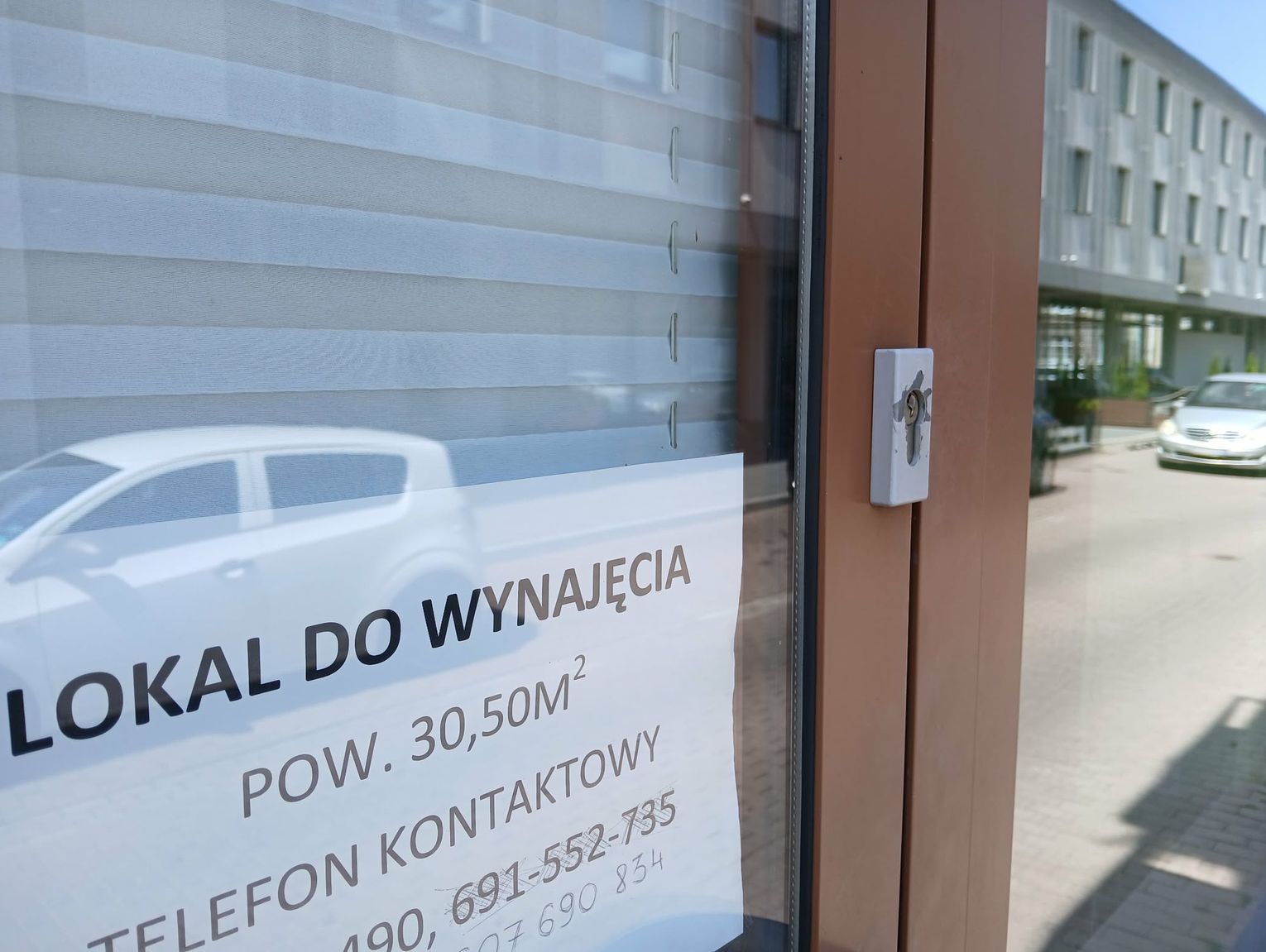 Czy giełda w Mokrem „wysysa” handel z zamojskiej Starówki? Mokre. I puste witryny