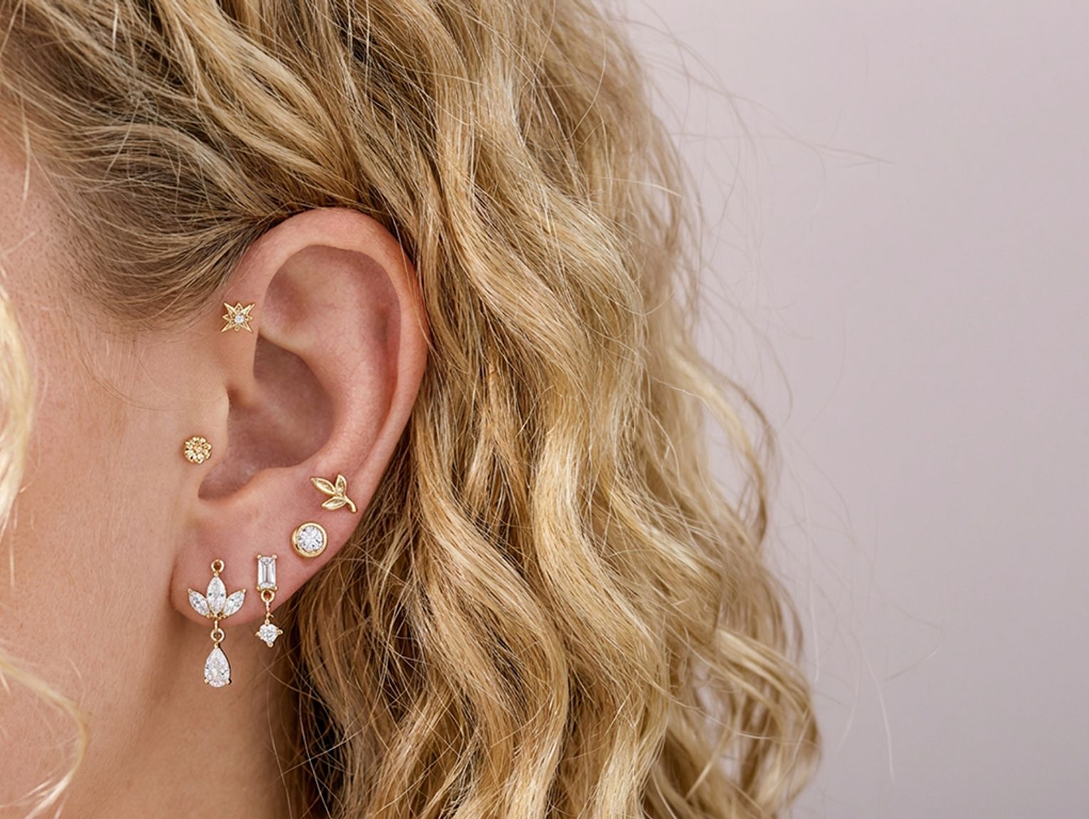 Czy kolczyki ze stali chirurgicznej można nosić ją w świeżo przekłutych uszach?