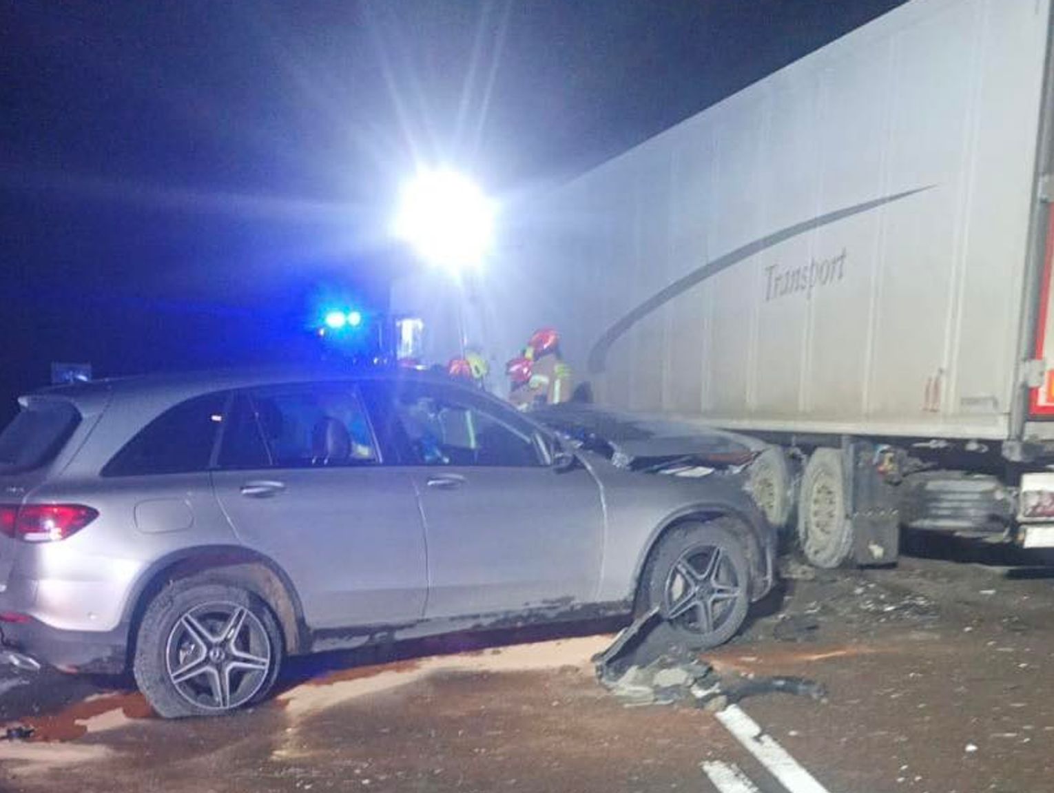 Dąbrowa Tomaszowska: Kierujący mercedesem uderzył w ciężarówkę. Dostał mandat i trafił do szpitala