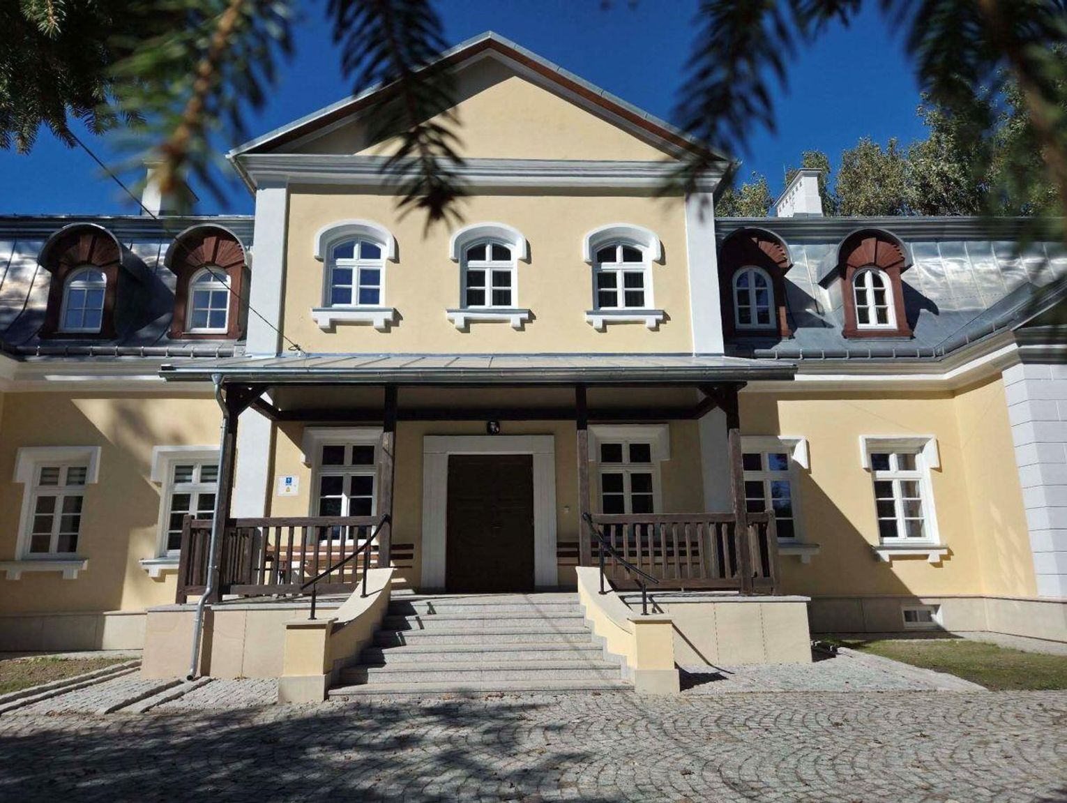 Dołhobyczów: Po latach remontu dwór w Oszczowie odzyskał blask. Ma też nową funkcję