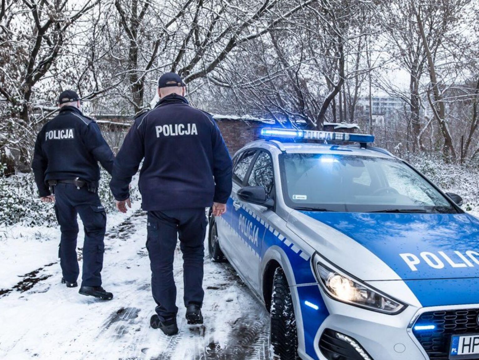 Dołhobyczów/Trzeszczany: Mogli zamarznąć. Kobieta i mężczyzna zawdzięczają życie policjantom