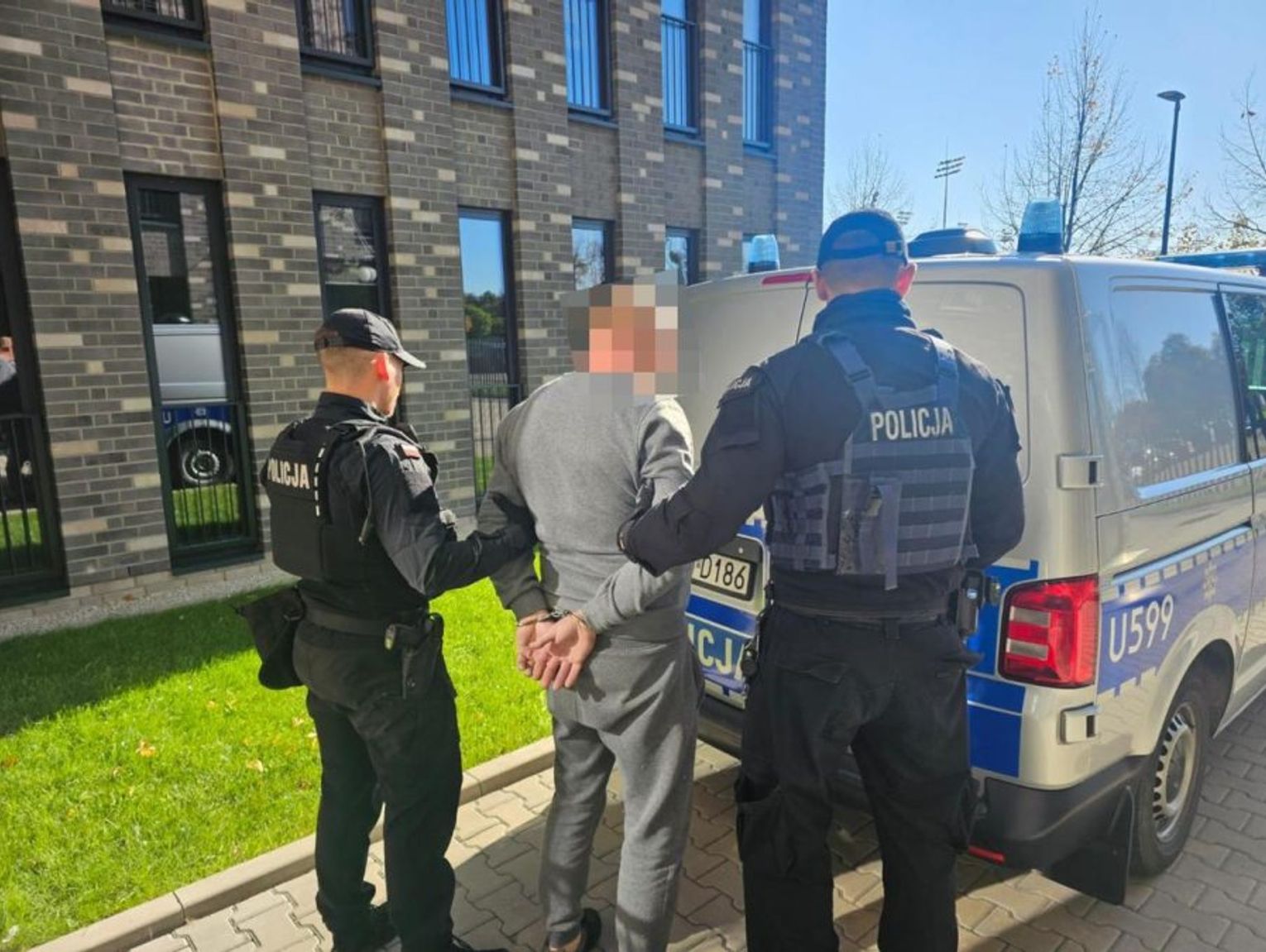 Dramat w środku nocy. Ojciec i syn przykuli 72-latkę do kaloryfera
