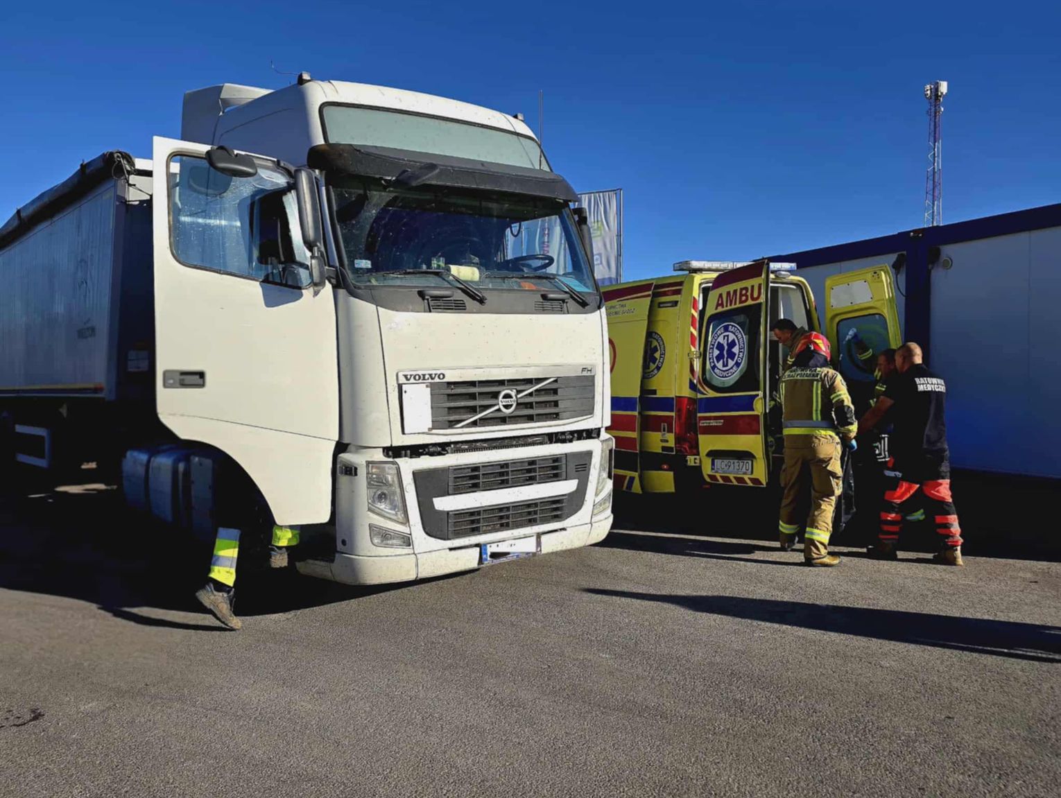 Dramatyczna akcja ratunkowa. Walczyli o życie kierowcy ciężarówki