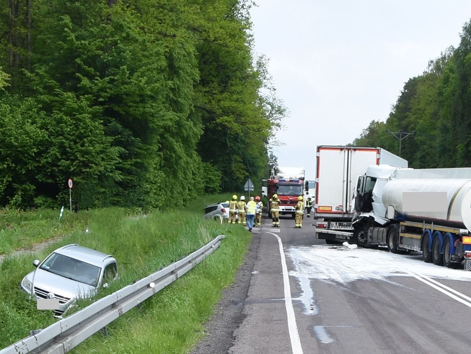 Dwie osobówki i dwie ciężarówki. Wypadek na DK 17 w Dąbrowie Tarnawackiej [ZDJĘCIA]