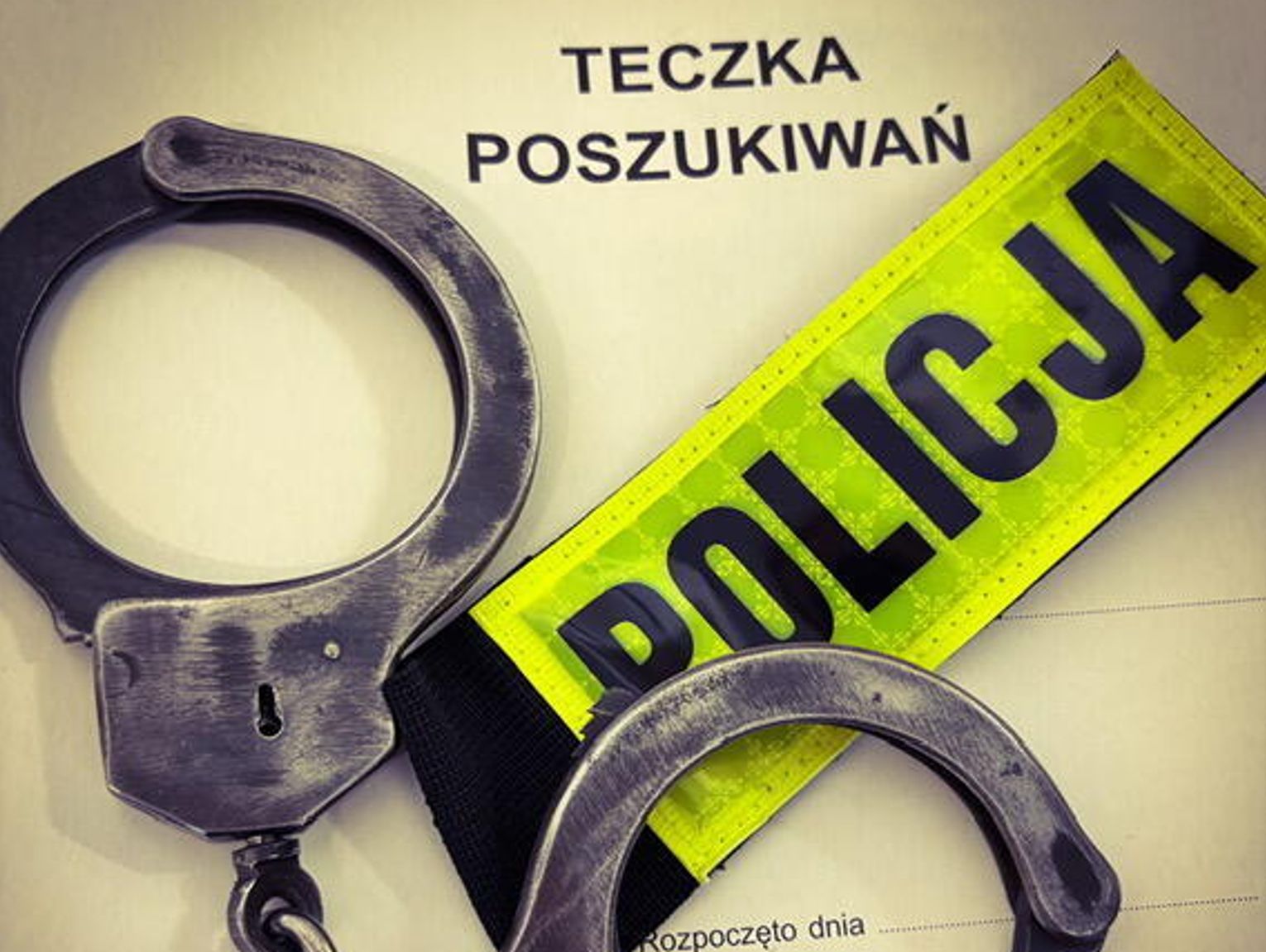 Dwóch poszukiwanych przestępców ukryło się pod jednym dachem