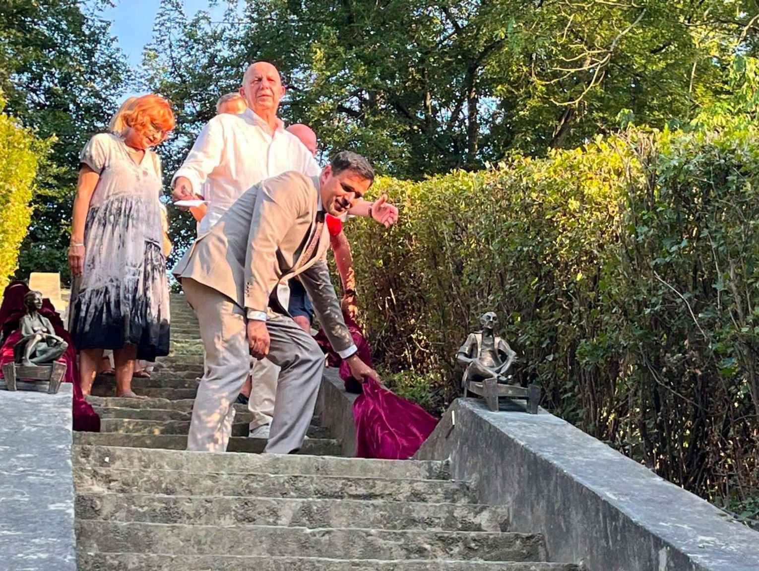 Dwoje ludzieńków w zamojskim parku. Leśmianowski Szlak Literacki znowu się powiększył!
