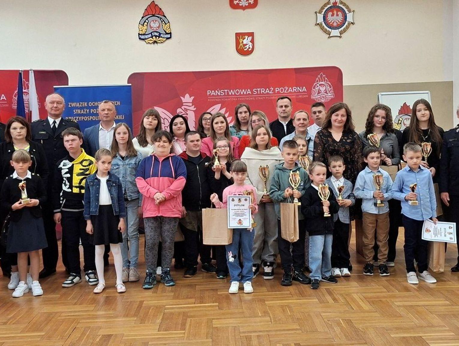 Dzieci, młodzież i dorośli z powiatu tomaszowskiego z nagrodami za strażacki konkurs