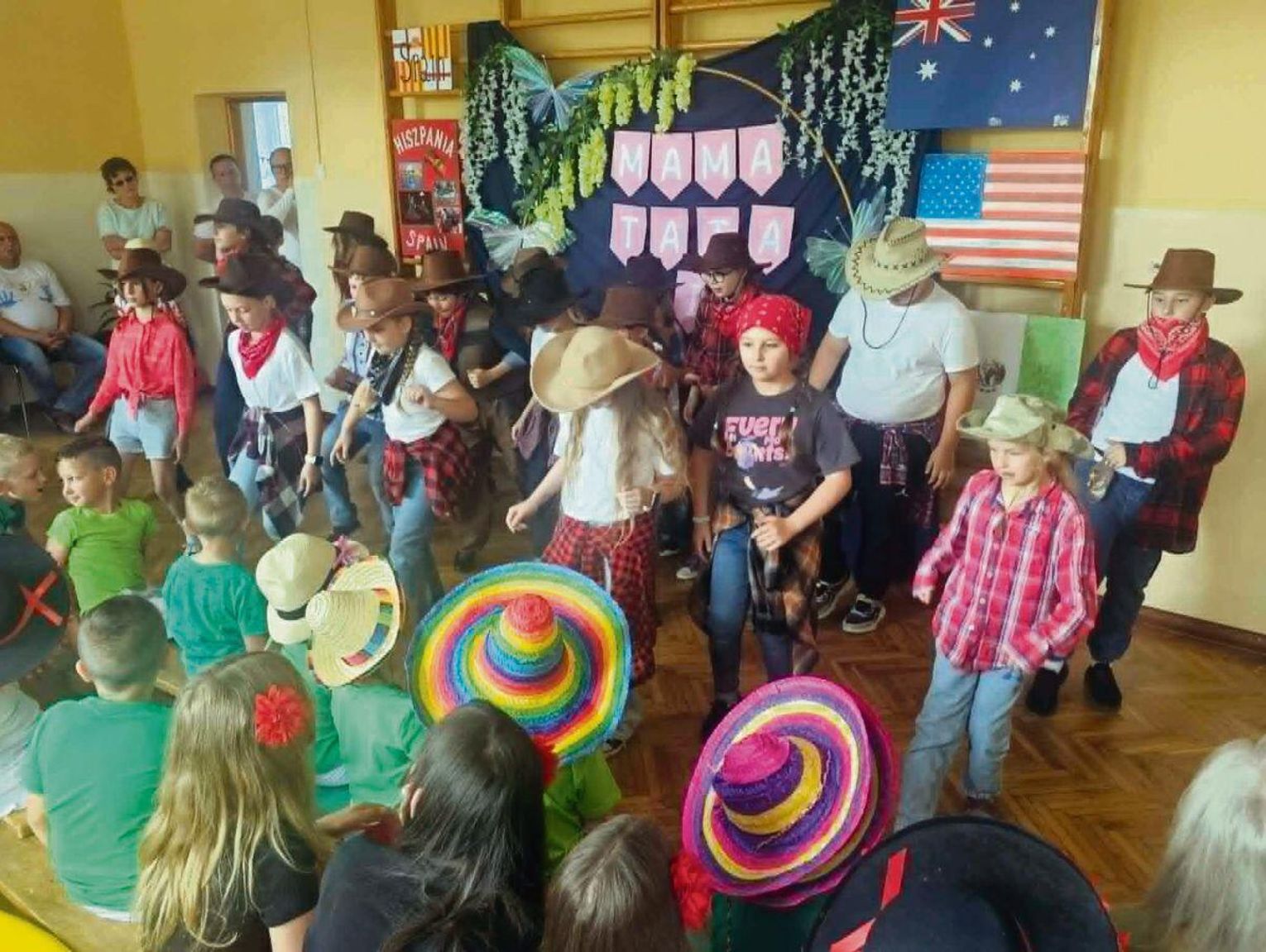 Dzień Języków Obcych i Rodziny w Białowoli. Uczniowie zabrali w podróż po świecie