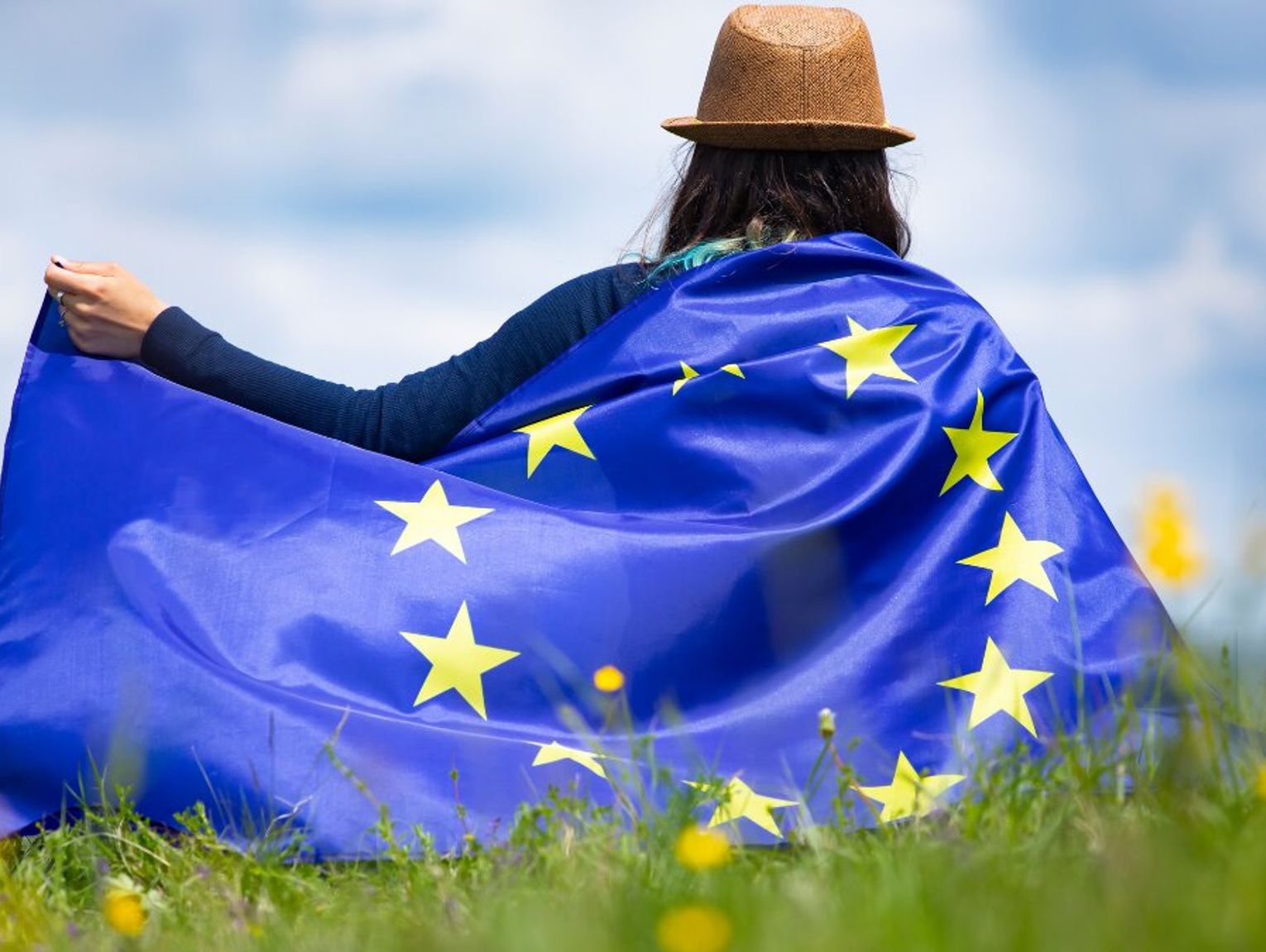 Flaga Unii Europejskiej pod ochroną. Więzienie za jej zniszczenie