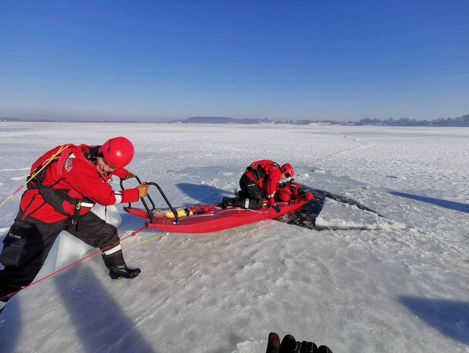 Gdy załamie się lód... Na zalewie w Nieliszu strażacy ćwiczą akcję ratunkową [ZDJECIA]