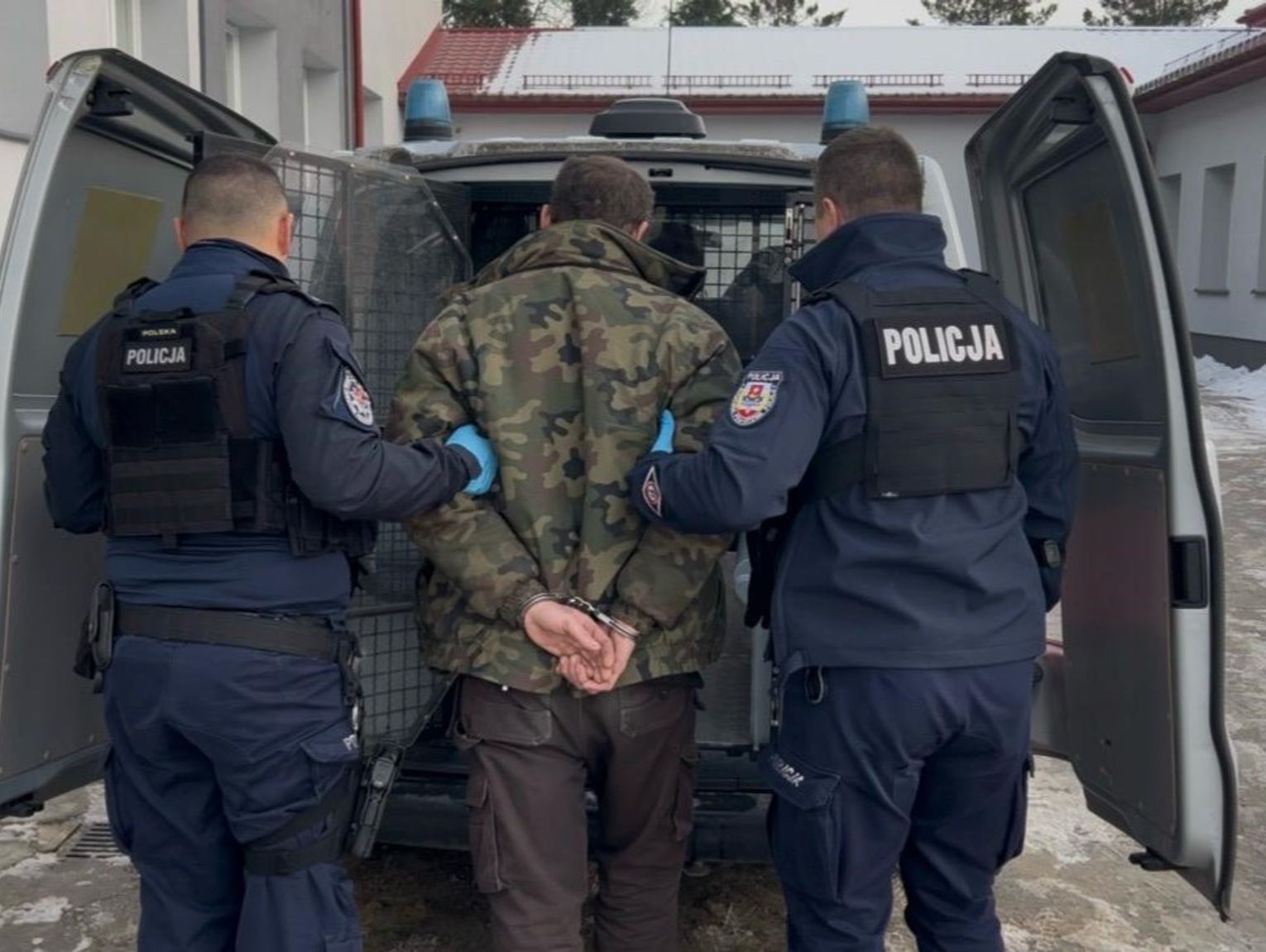 Znęcał się nad matką. Groził, iż zabije i spali. Nożem zamachnął się na policjanta [FILM]