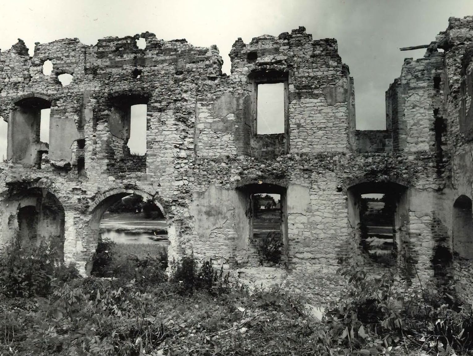 Zamek w Krupem przed wielką zmianą. Archiwalne zdjęcia pokazują jego dawny stan [GALERIA ZDJĘĆ]