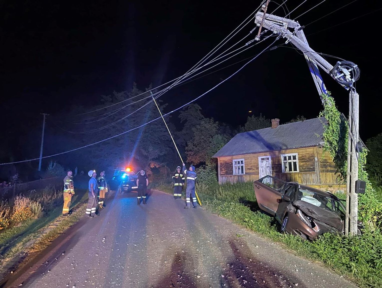 Gm. Krynice: Wjechał w słup energetyczny. Miał 2 promile alkoholu [ZDJĘCIA]