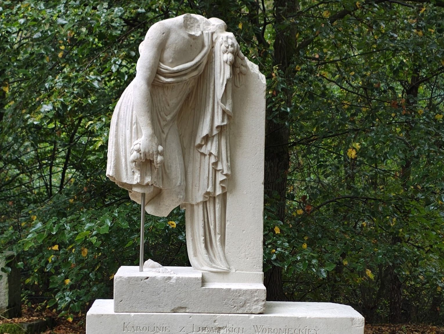 Gm. Lubycza Król.: Nagrobek księżnej Karoliny Woronieckiej częściowo odratowany. Co dalej z nim będzie?