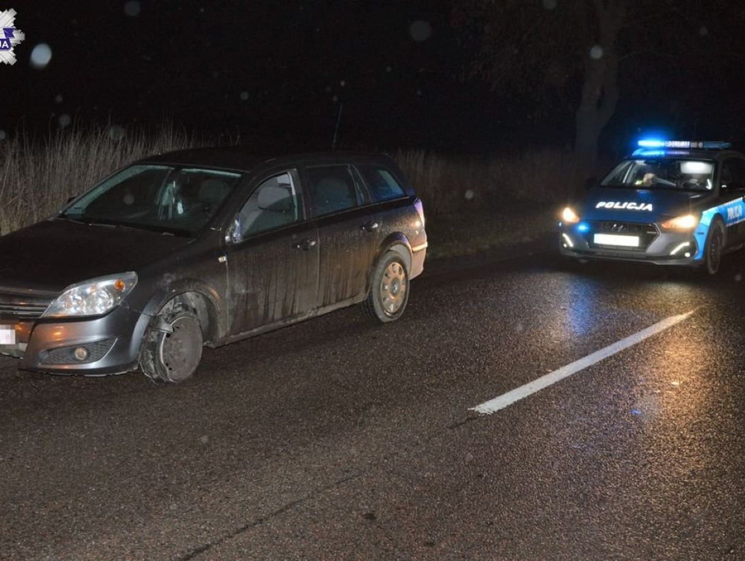 Gm. Sitno: Pijany jechał na „kapciu”, z wyłamanym lusterkiem i połamanym zderzakiem