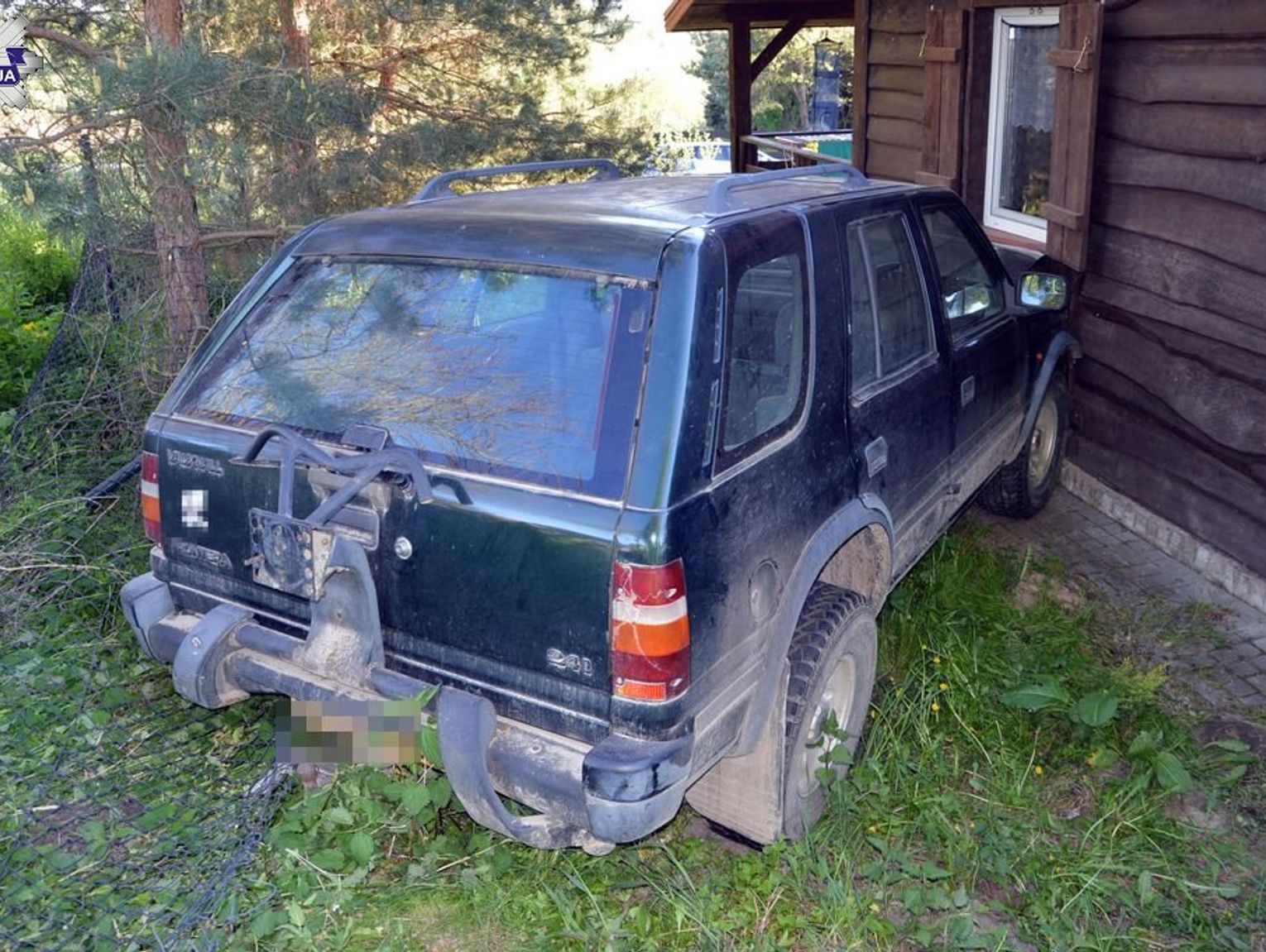 Gm. Skierbieszów: 75-latek wjechał w dom sąsiada. Gdy na miejsce przyjechała policja, wydało się co kryje w domu