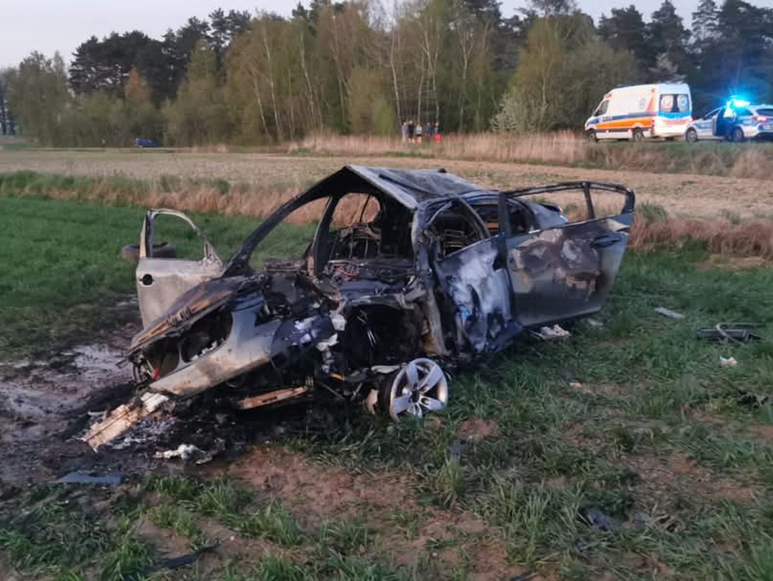 Gm. Tomaszów Lub.: Bmw po dachowaniu stanęło w ogniu. Pasażerka pomogła wydostać się znajomym z płonącego auta