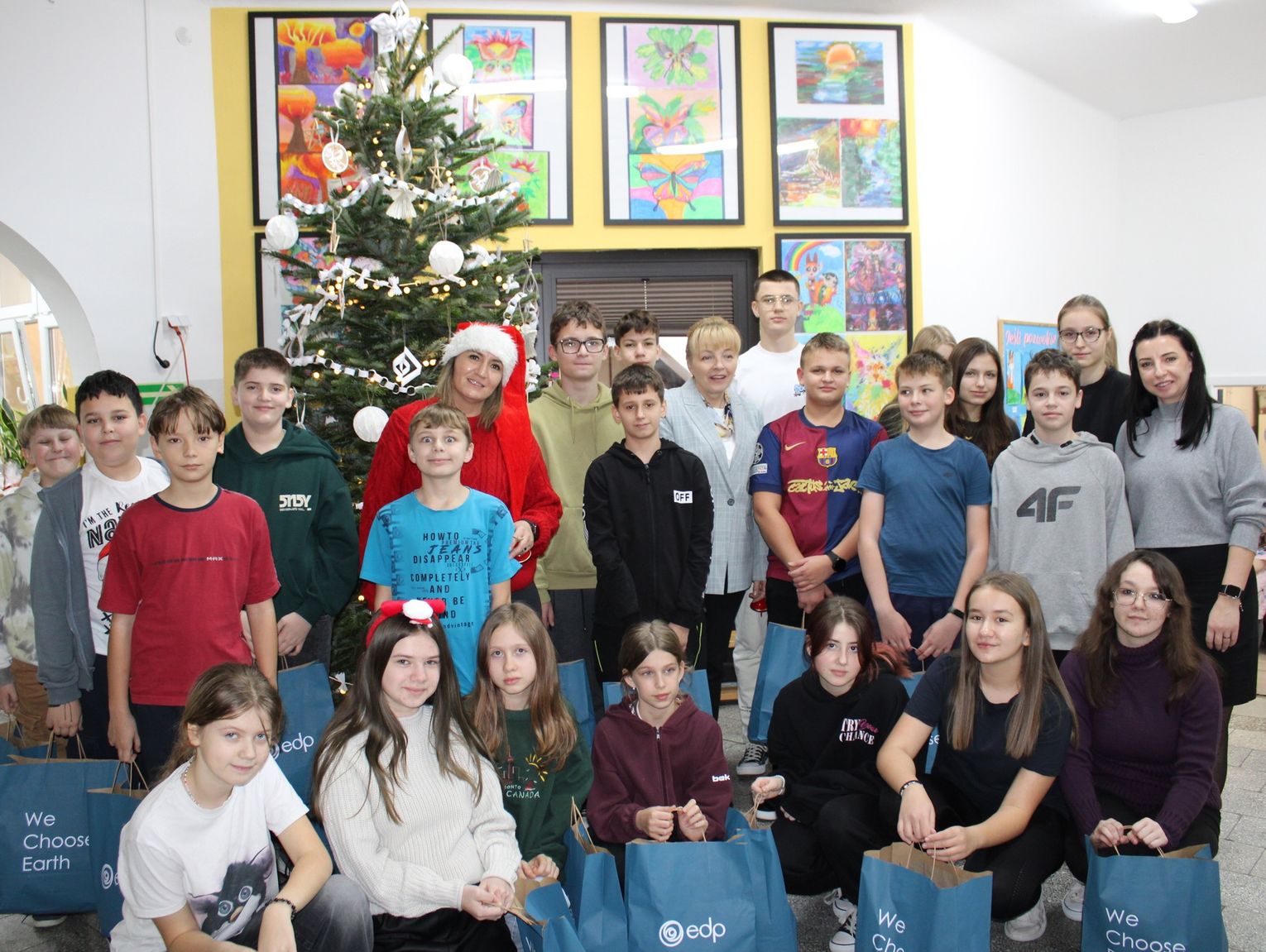 Gm. Tomaszów Lubelski: Mikołajkowe paczki dla uczniów od firmy EDP Renewables [ZDJĘCIA]