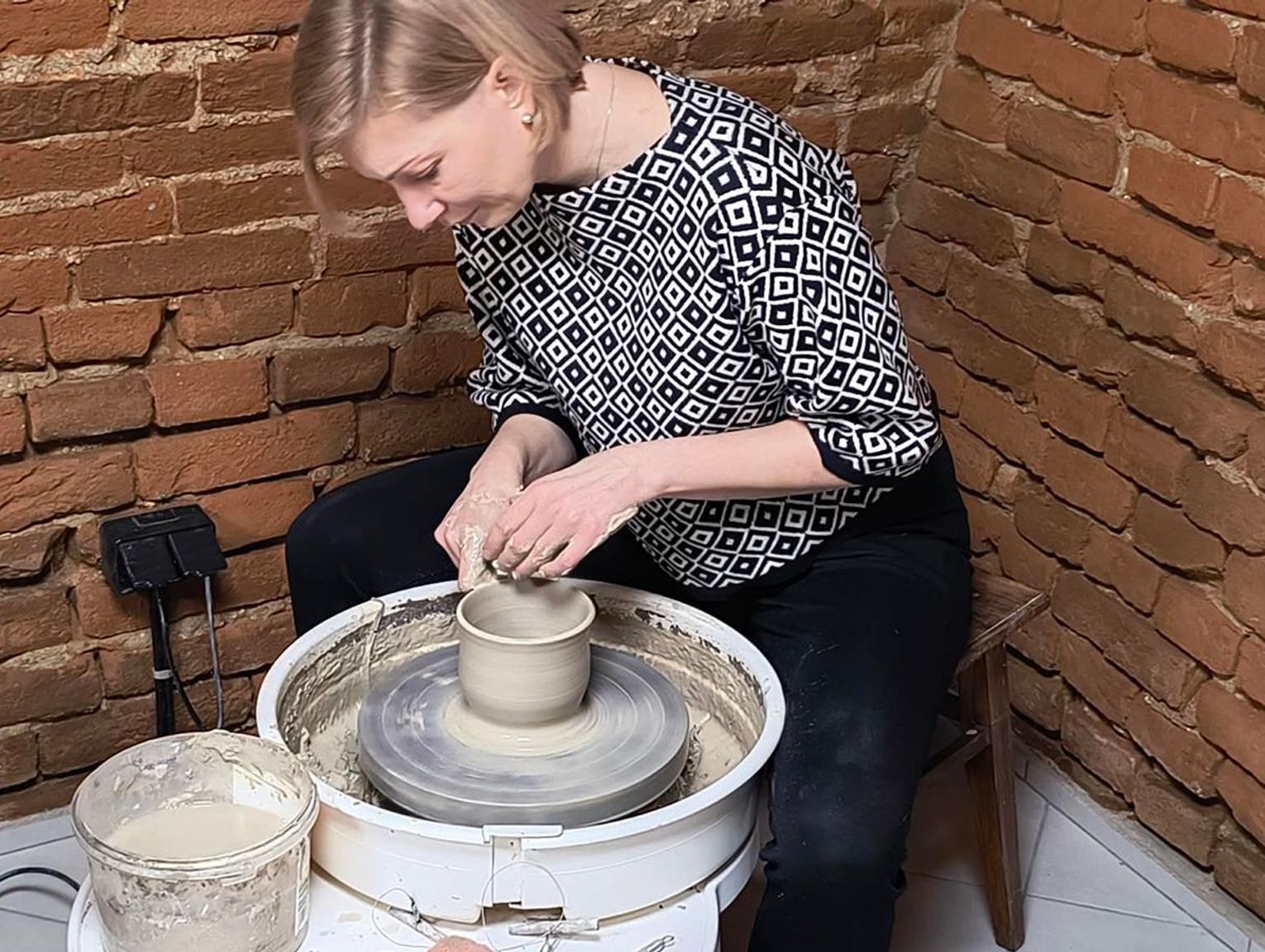 Tam, gdzie dłoń dotyka gliny. Niezwykła piwnica Sylwii Jasiuk