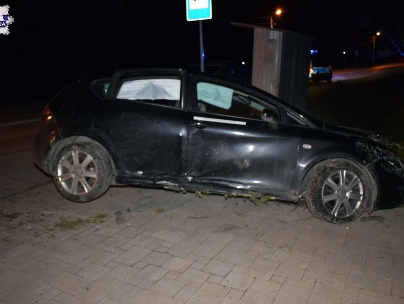 Gm. Zamość: 19-latek stracił panowanie nad samochodem i dachował. 8-letnia pasażerka trafiła do szpitala [ZDJĘCIA]