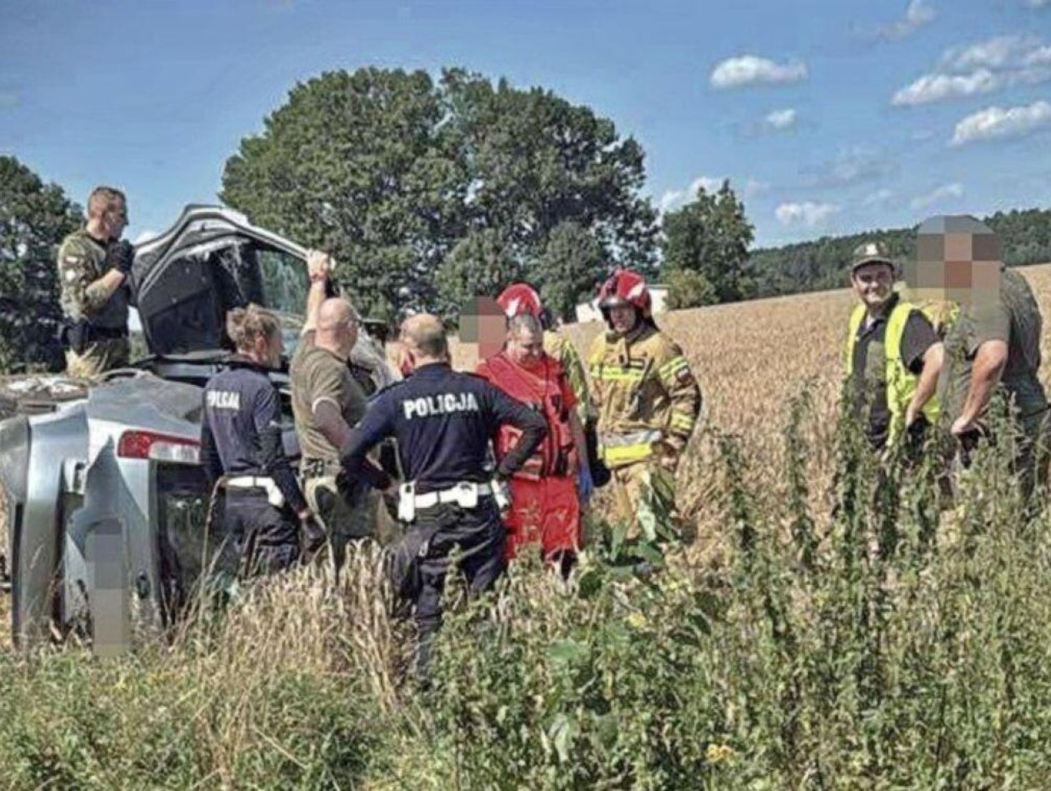 Gmina Hrubieszów: Senior zasłabł za kierownicą, auto dachowało